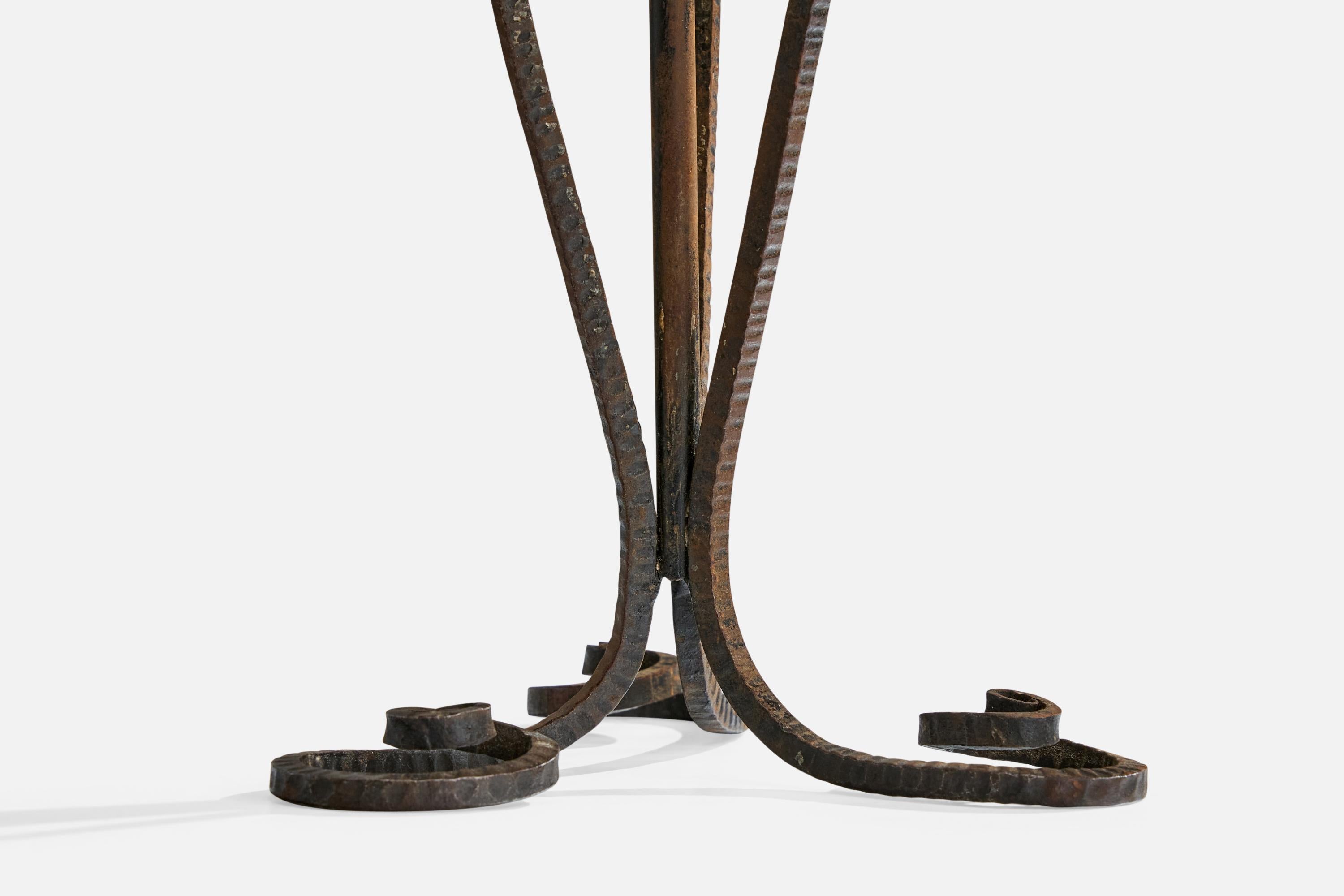 Lampe de table de designer français, fer, laiton, France, années 1950 en vente 1