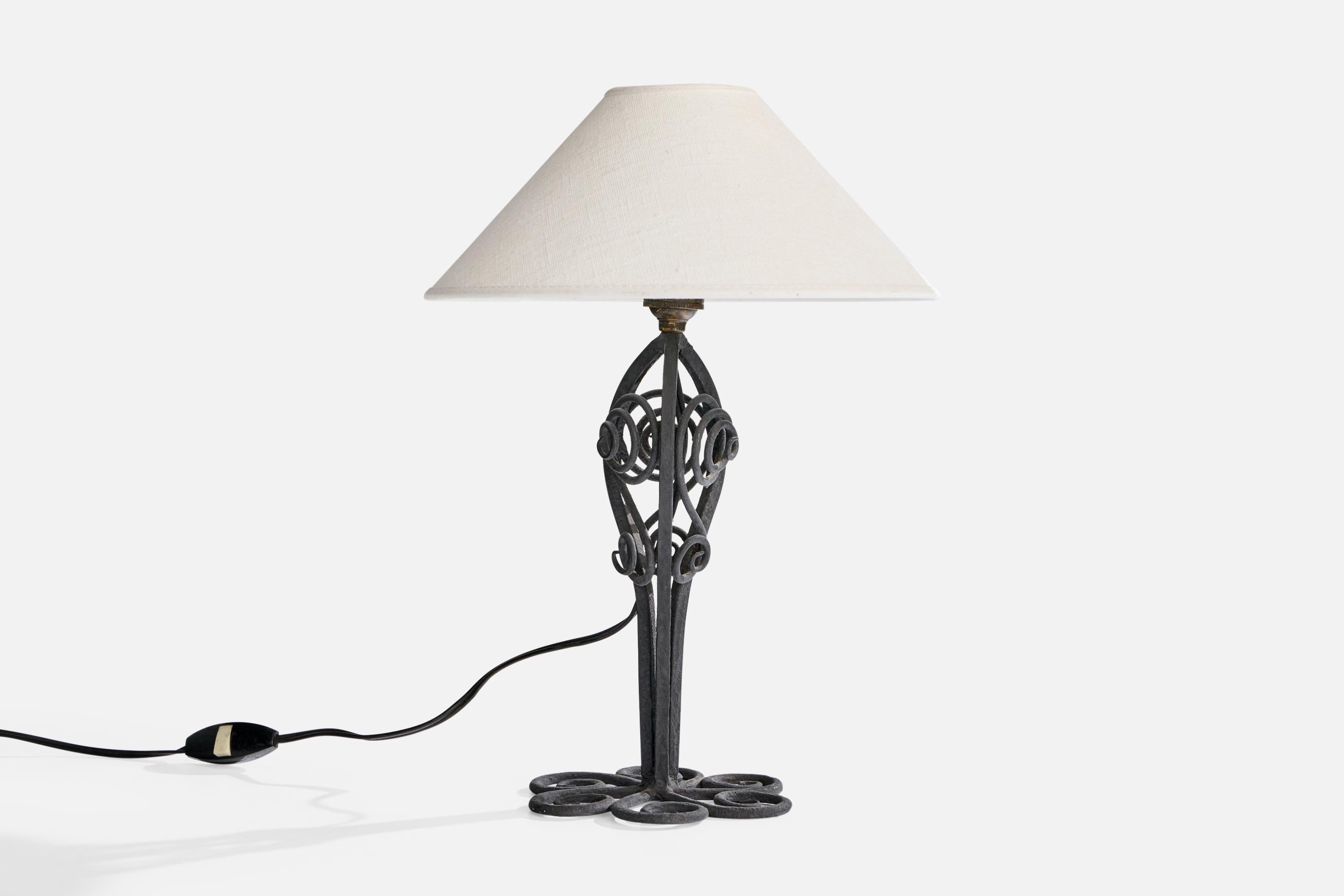 Schwarz lackierte Tischlampe aus Eisen, entworfen und hergestellt in Frankreich, ca. 1950er Jahre.

Abnutzung entsprechend dem Alter und dem Gebrauch

Abmessungen des Schirms (Zoll): 3