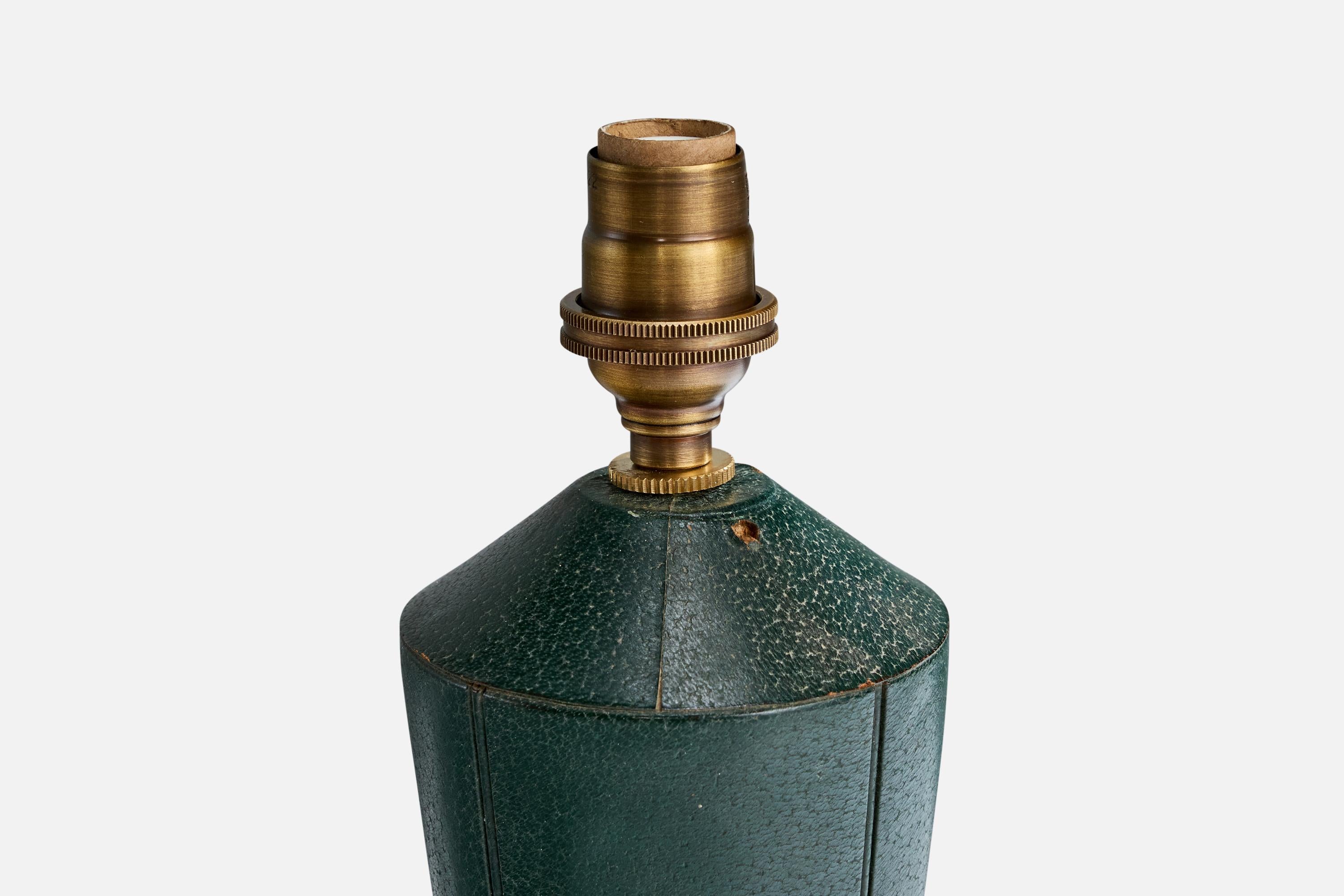 French Designer, Table Lamp, Leather, Brass, France, 1950s In Good Condition For Sale In High Point, NC