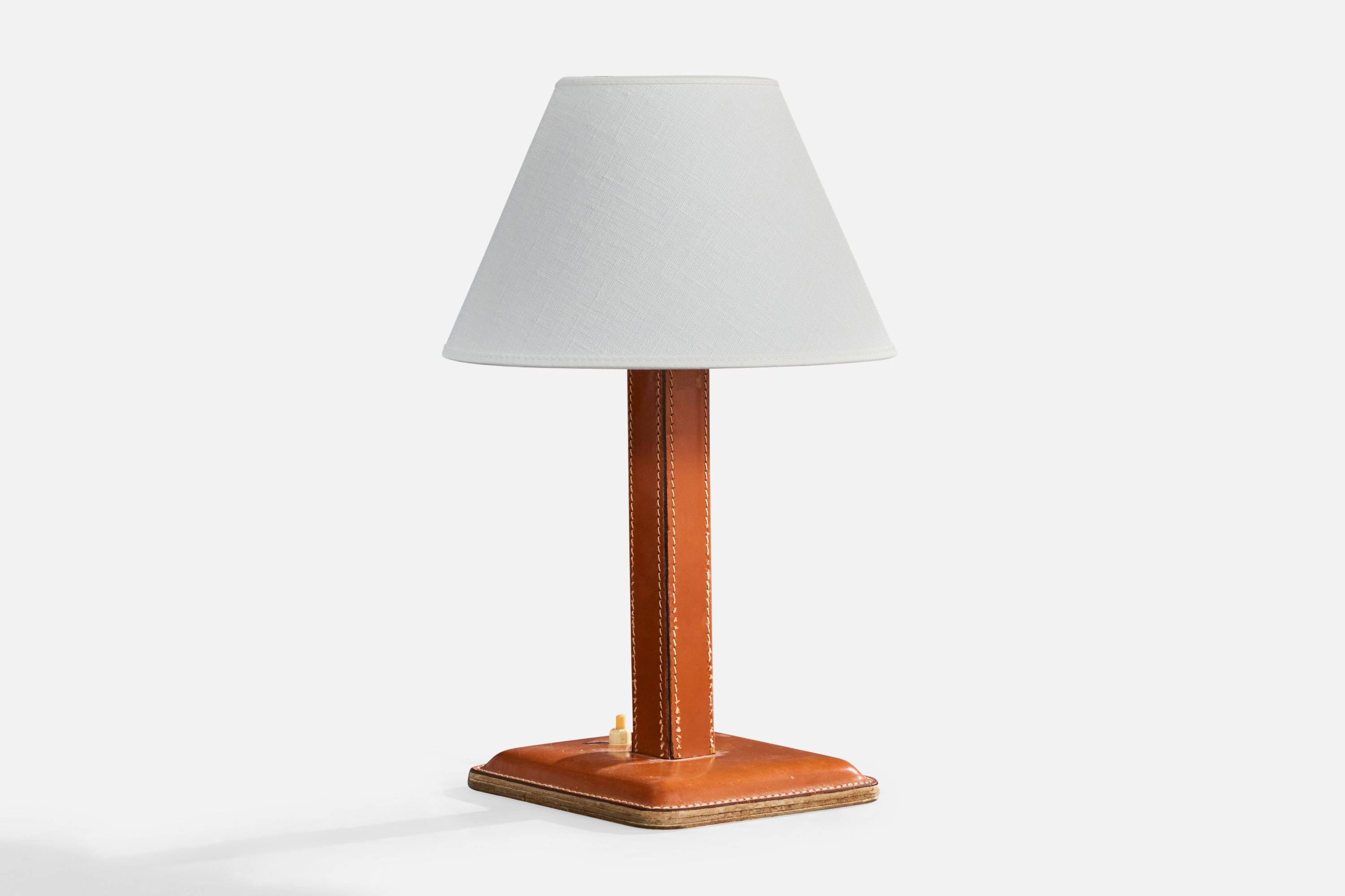 Lampada da tavolo in pelle marrone cucita progettata e prodotta in Francia, anni '50 circa

Dimensioni della lampada (pollici): 11,375 