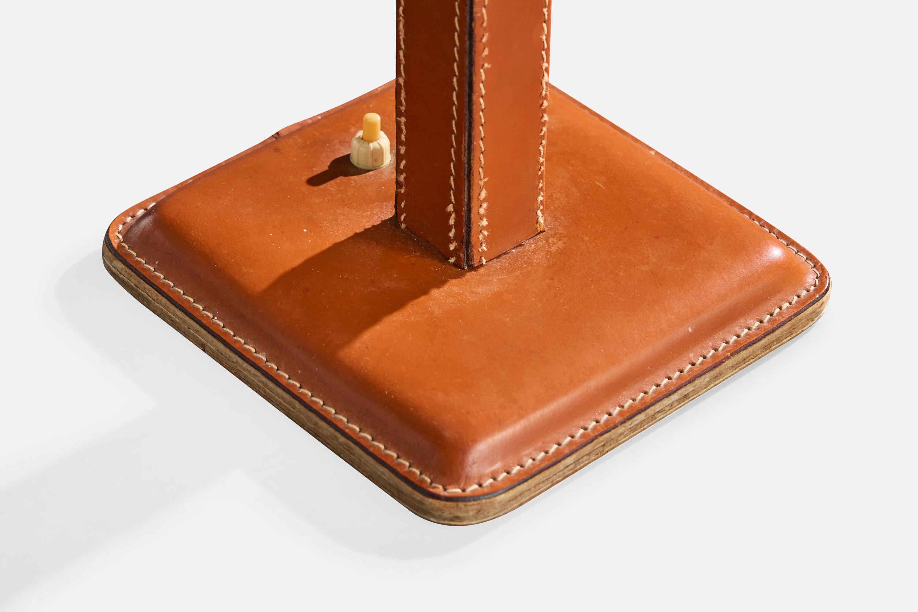 Metà XX secolo Lampada da tavolo di design francese, pelle, Francia, anni '50 in vendita