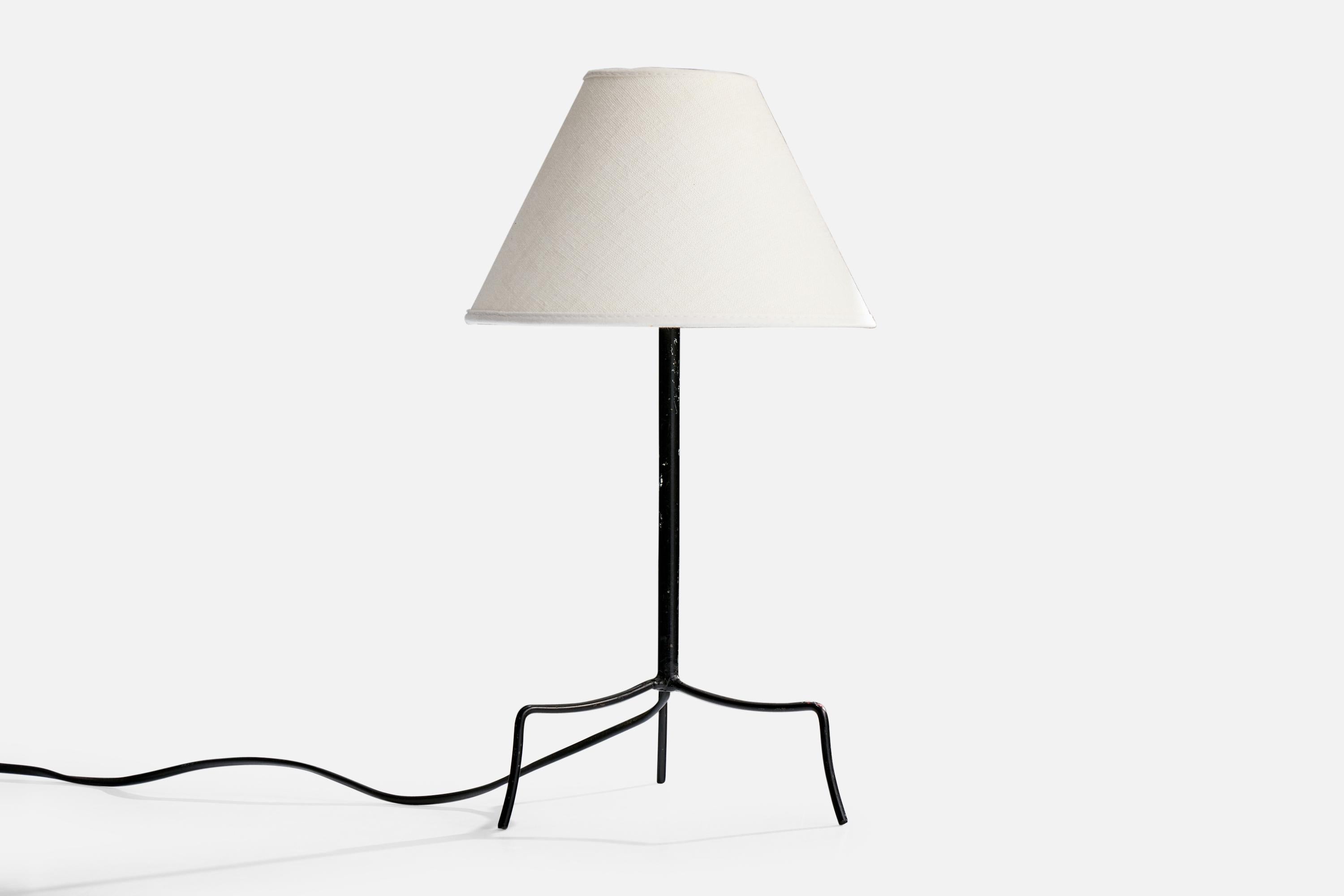 Lampe de table en métal laqué noir, conçue et produite en France, c.C. 1950.

Dimensions de la lampe (pouces) : 10.9 