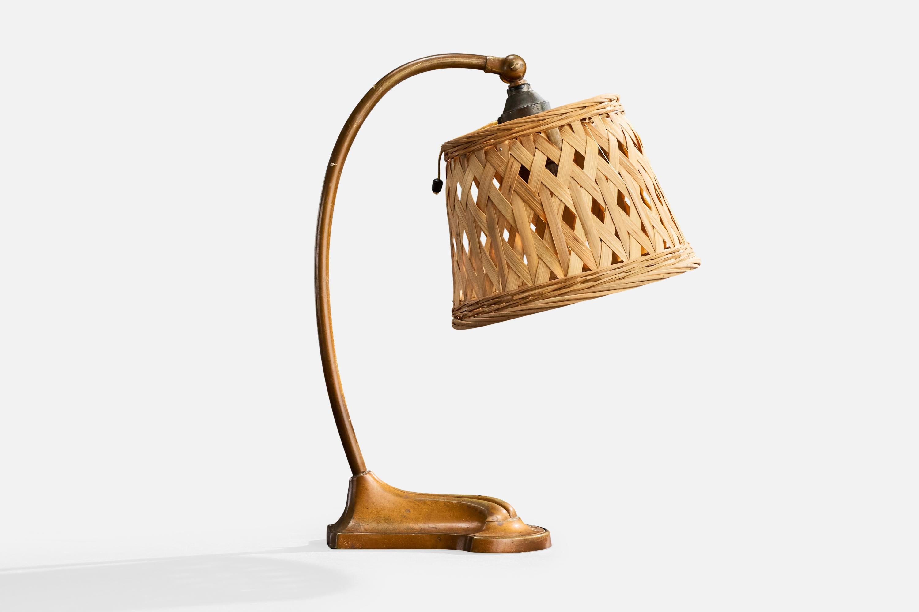 Verstellbare Tischlampe aus bronzefarben lackiertem Metall und Rattan, wahrscheinlich in Frankreich entworfen und hergestellt, um 1930.

Gesamtabmessungen (Zoll): 13,75 