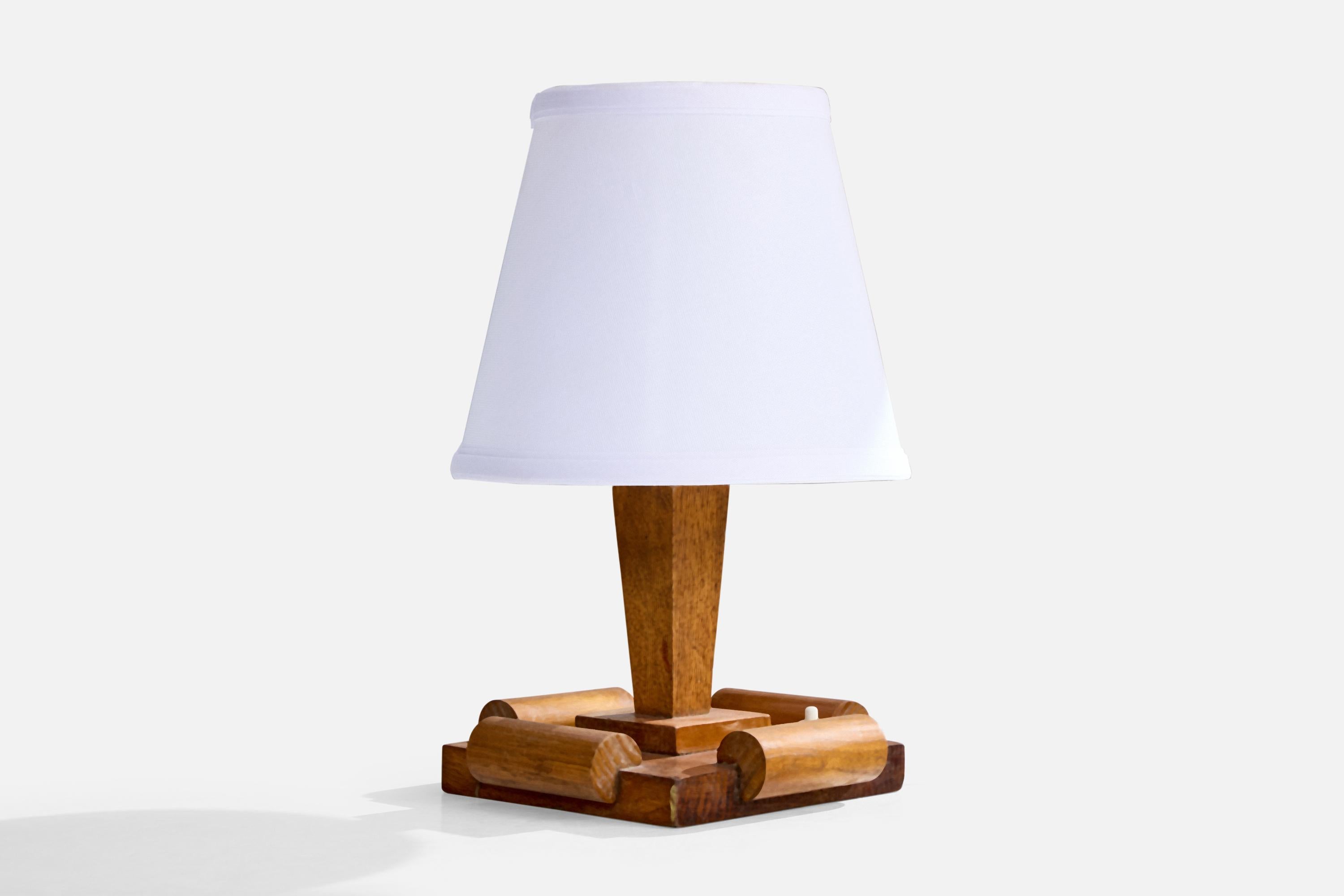 Tischlampe aus Eichenholz und Messing, entworfen und hergestellt in Frankreich, ca. 1940er Jahre.

Abmessungen der Lampe (Zoll): 7,25 