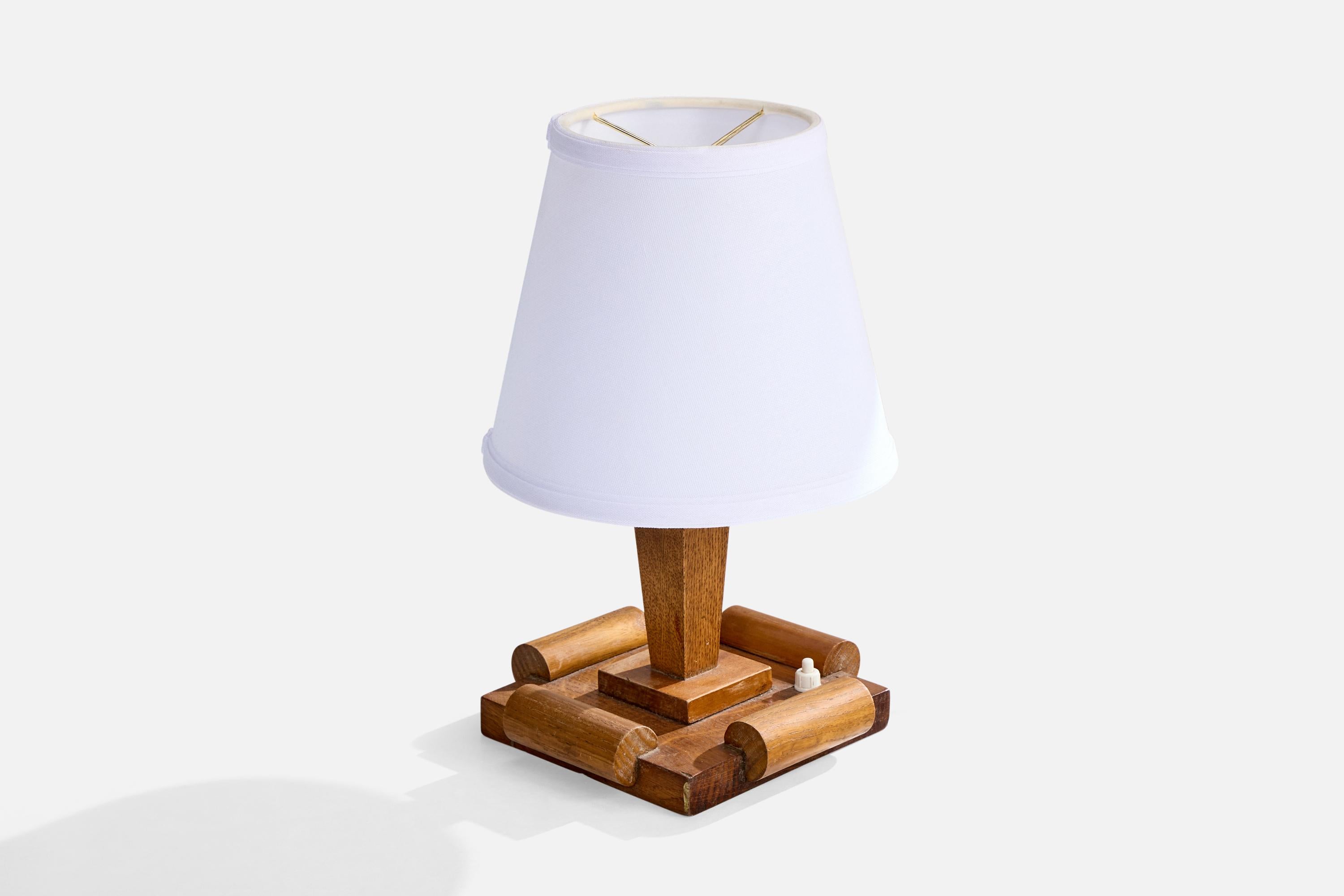 Französische Designerin, Tischlampe, Eiche, Messing, Frankreich, 1940er Jahre im Zustand „Gut“ im Angebot in High Point, NC