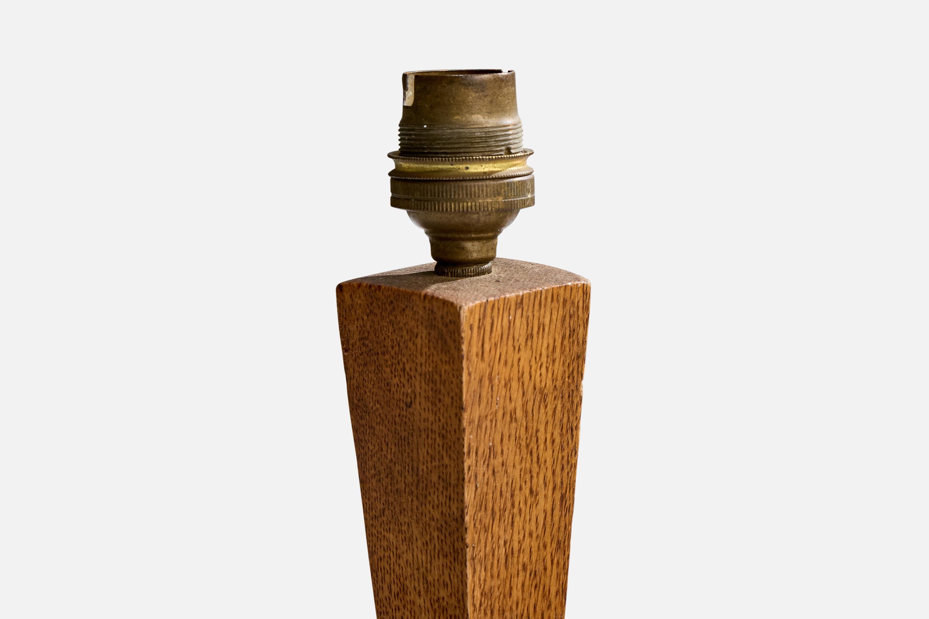 Französische Designerin, Tischlampe, Eiche, Messing, Frankreich, 1940er Jahre (Mitte des 20. Jahrhunderts) im Angebot
