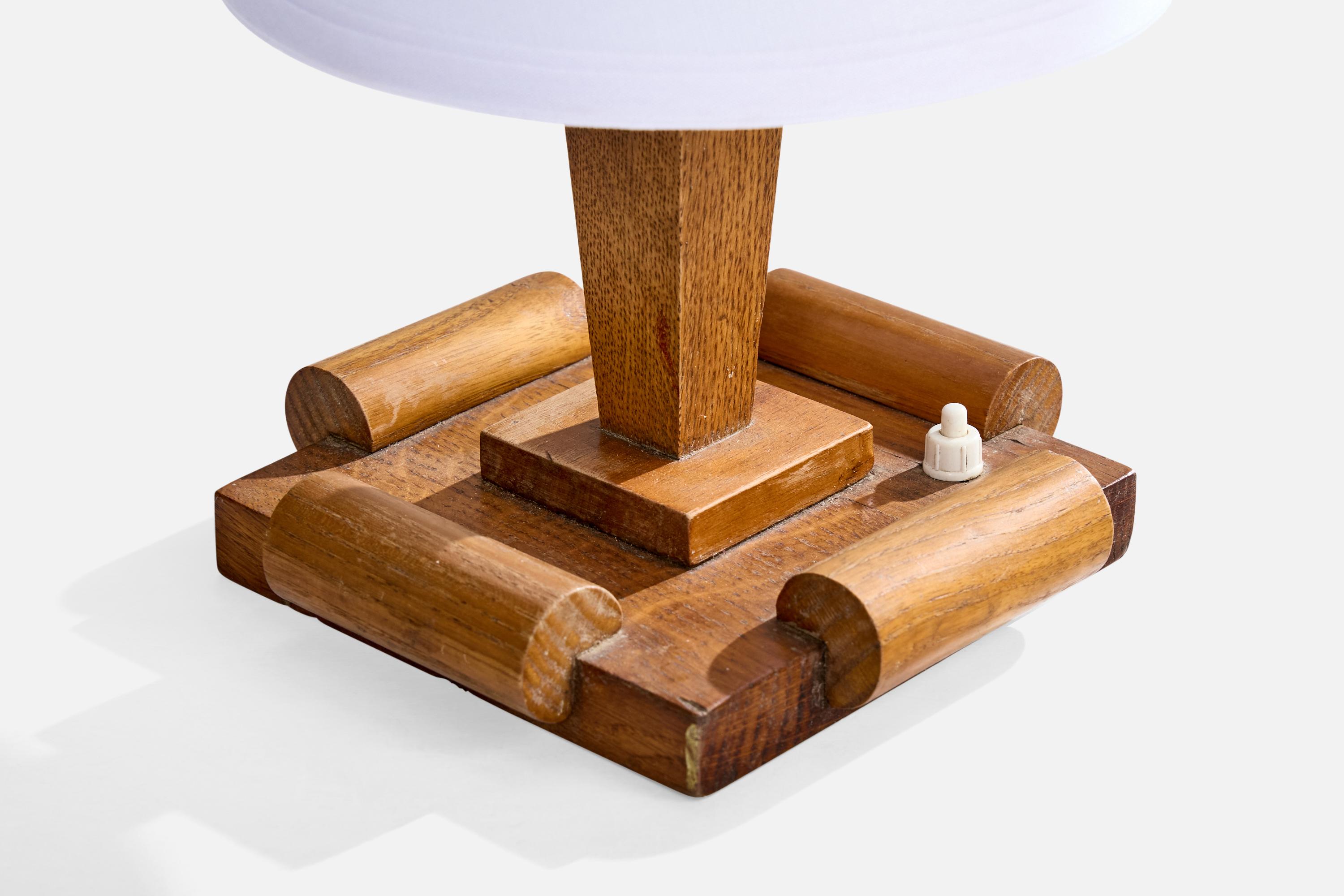 Französische Designerin, Tischlampe, Eiche, Messing, Frankreich, 1940er Jahre im Angebot 1