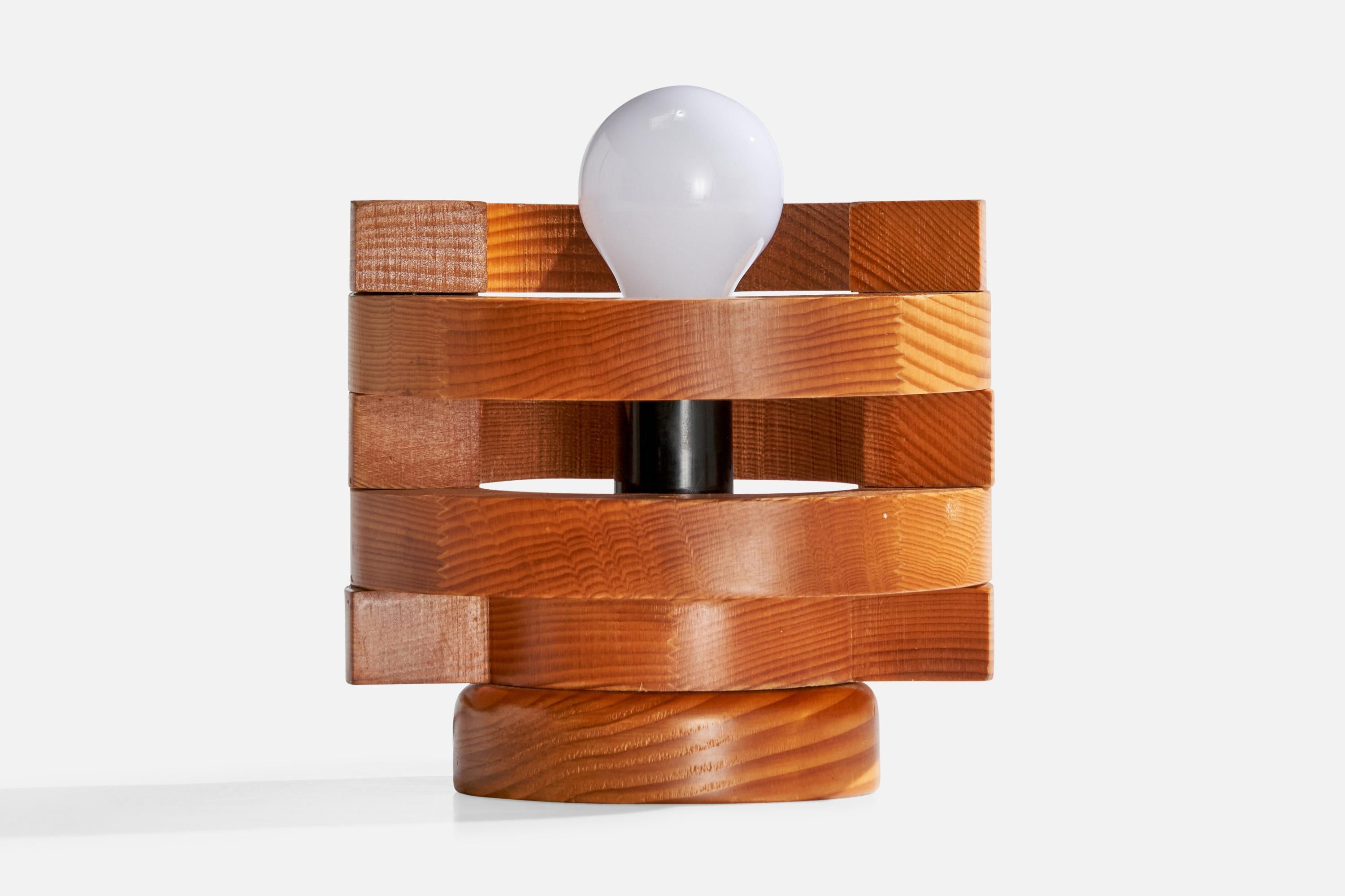 Tischlampe aus Kiefernholz, entworfen und hergestellt in Frankreich, ca. 1970er Jahre.

Abmessungen der Lampe (Zoll): 5