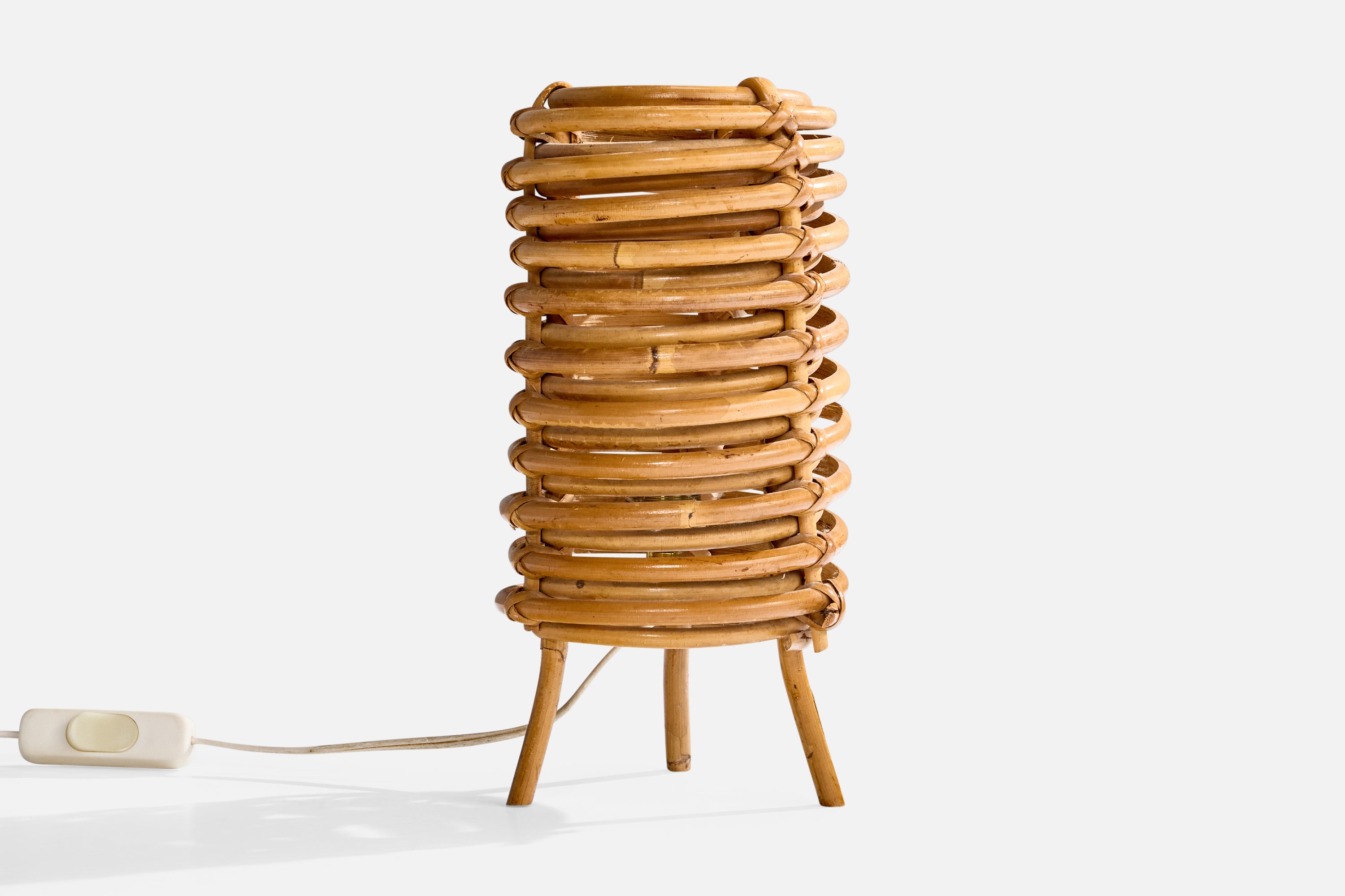 Tischlampe aus Rattan und Bambus, entworfen und hergestellt in Frankreich, ca. 1960er Jahre.

Abmessungen der Lampe (Zoll): 10,5 
