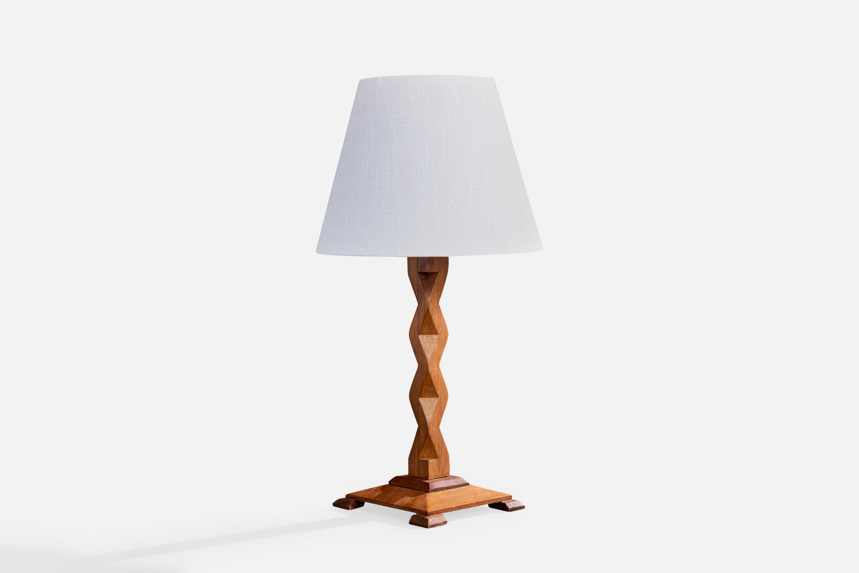 Lámpara de sobremesa de madera tallada y latón, diseñada y fabricada en Francia, c. 1950.

Dimensiones de la lámpara (pulgadas): 12,75