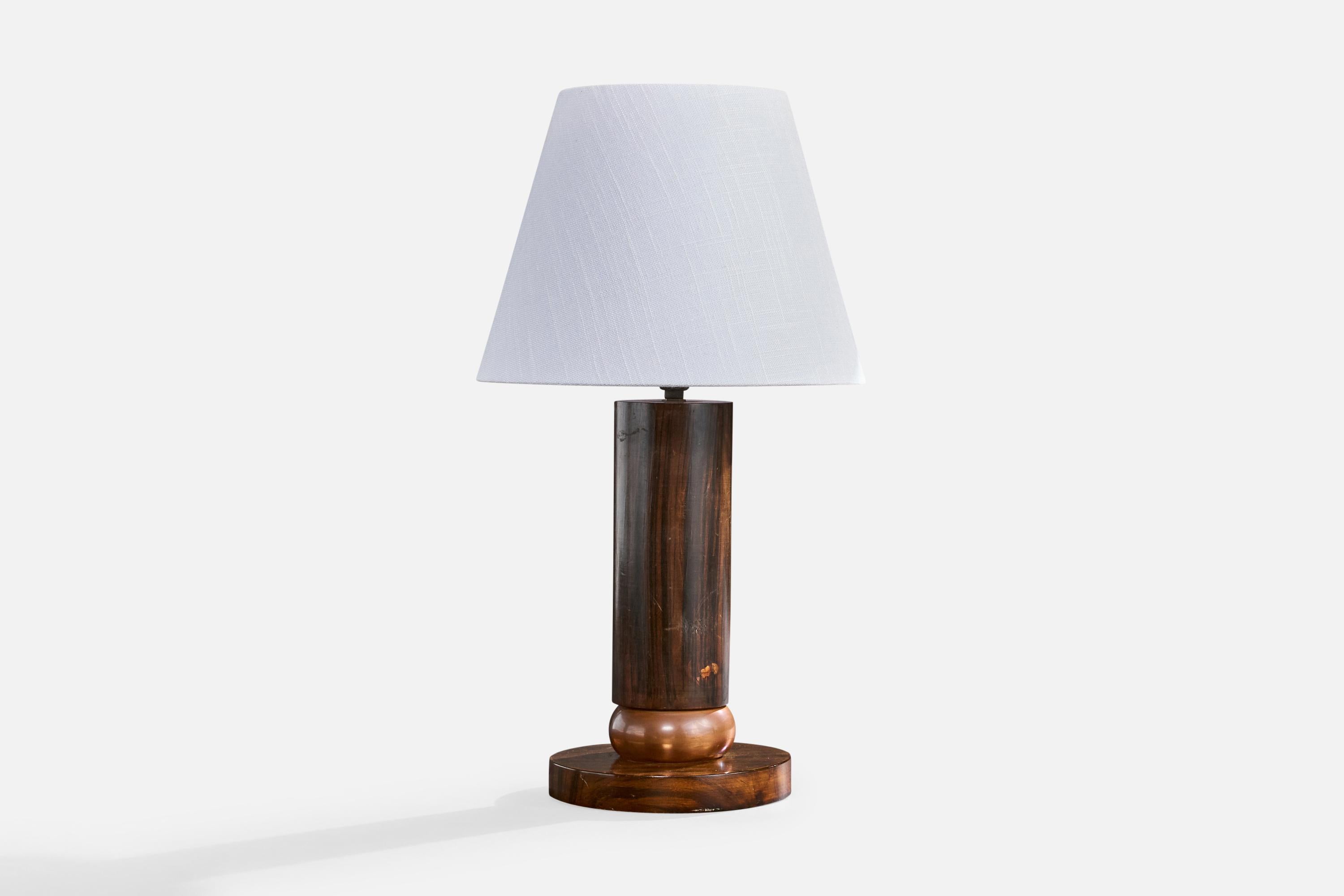Lampe de table en bois teinté foncé et en cuivre, conçue et produite en France, c.C.

Les éraflures et l'usure sont présentes comme illustré.

Dimensions de la lampe (pouces) : 12 