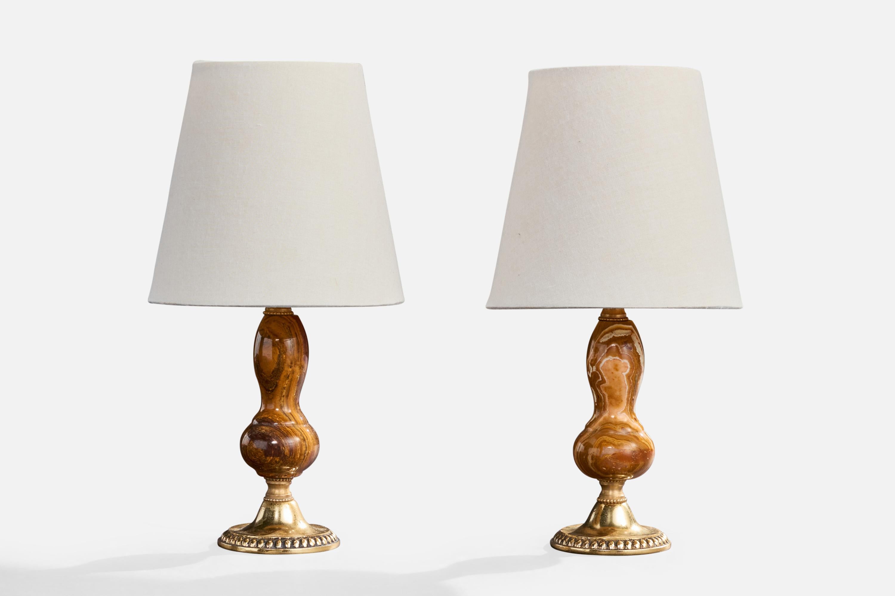 Paire de lampes de table en laiton, tissu blanc et albâtre brun, probablement conçues et produites en France, vers les années 1930.

Dimensions de la lampe avec abat-jour (pouces) : 11.0 
