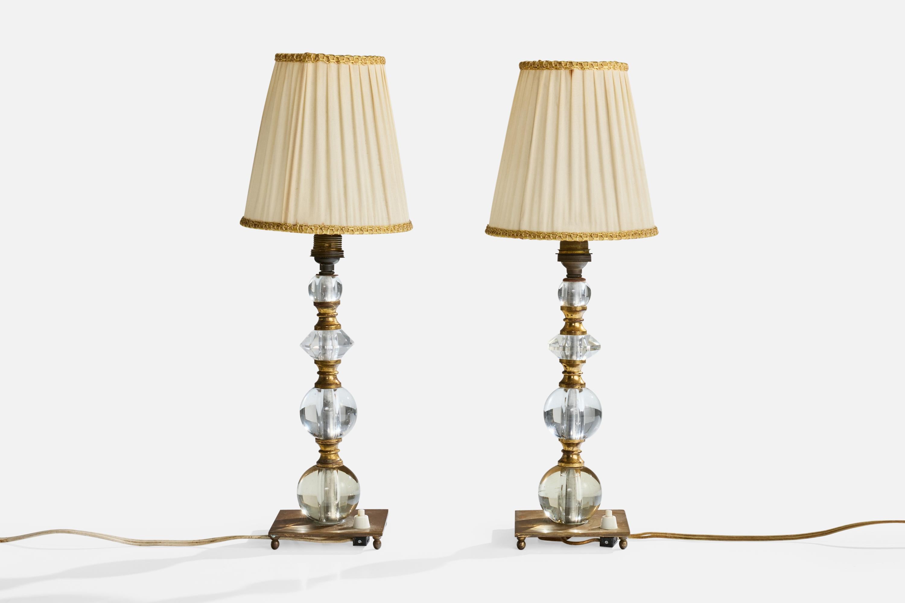 Coppia di lampade da tavolo in ottone, vetro e tessuto bianco crema progettate e prodotte in Francia, anni '50 circa.

Ossidazione presente nell'ottone

Paralumi in tessuto d'epoca in discrete condizioni, in linea con l'età e l'utilizzo.

Usura