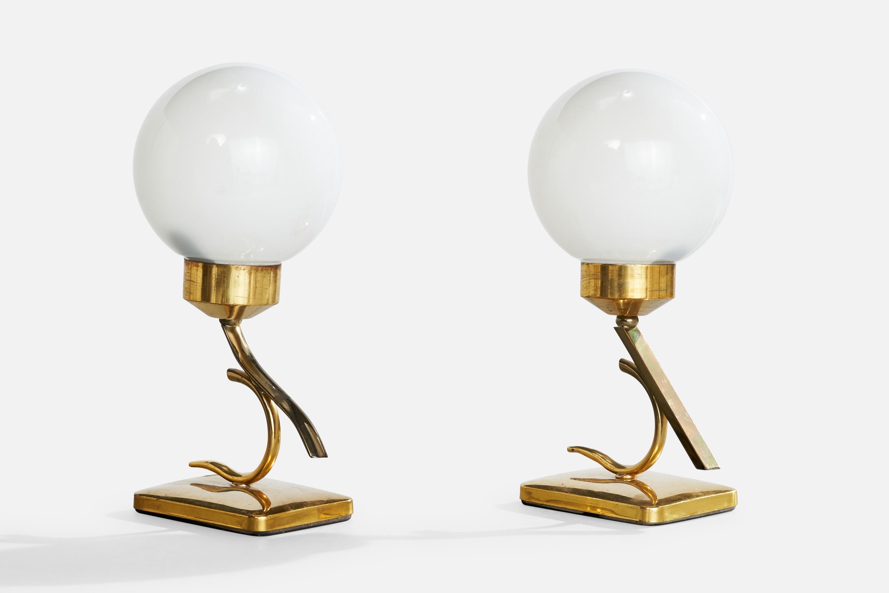 Ein Paar Tischlampen aus Messing und weißem Opalglas, entworfen und hergestellt in Frankreich, ca. 1950er Jahre.

Abmessungen der Lampe mit Schirm (Zoll): 10,125