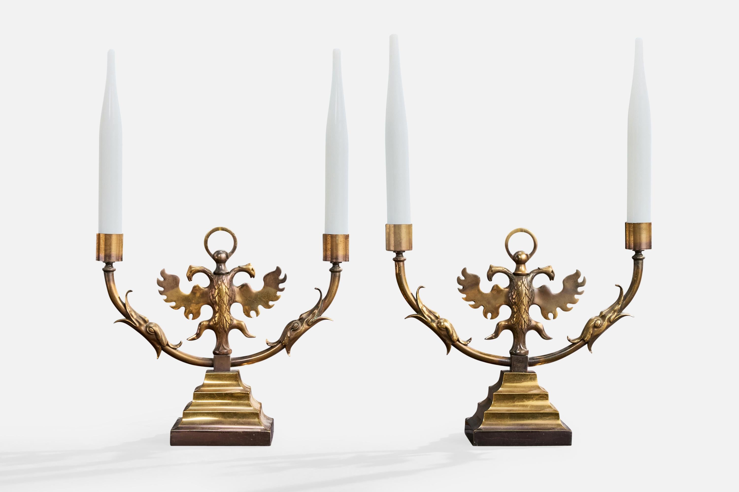 Paire de lampes de table en laiton et verre opalin blanc conçues et produites en France, c.1950.

Le laiton présente une décoloration modérée correspondant à l'âge et à l'utilisation.  Un diffuseur présente une légère fissure à la base.  La paire