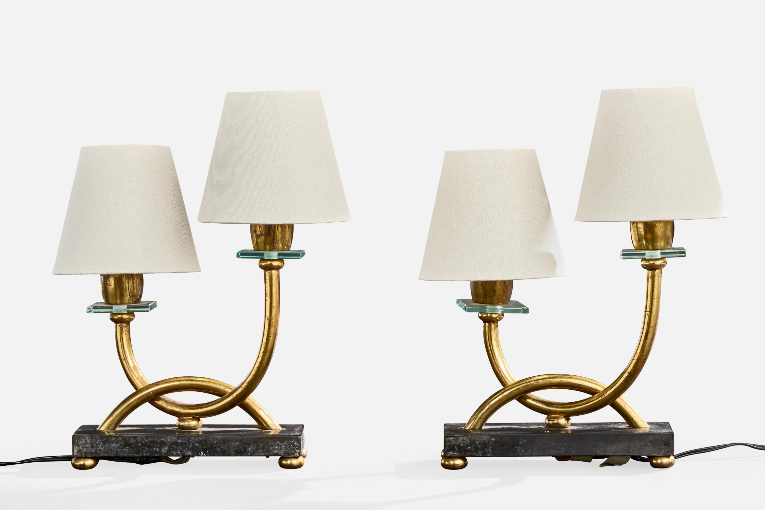Paire de lampes de table en laiton, verre, marbre noir et tissu blanc, conçues et produites en France, vers les années 1940.

Dimensions de la lampe avec abat-jour (pouces) : 12.75 