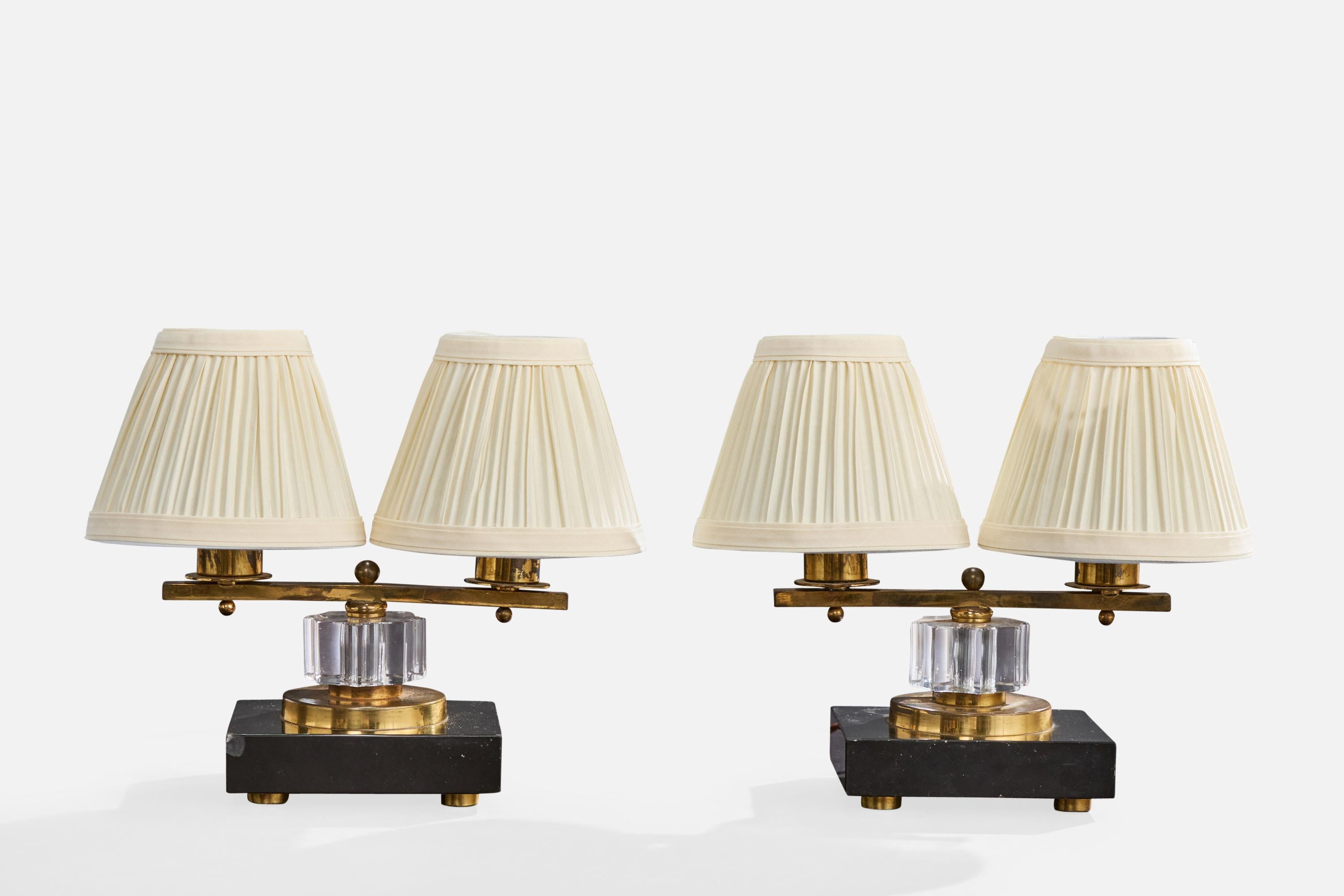 Coppia di lampade da tavolo in marmo, ottone, acrilico e tessuto bianco sporco progettate e prodotte in Francia, anni '50 circa.

Moderata ossidazione presente in tutto l'ottone, piccole schegge presenti negli angoli della base in