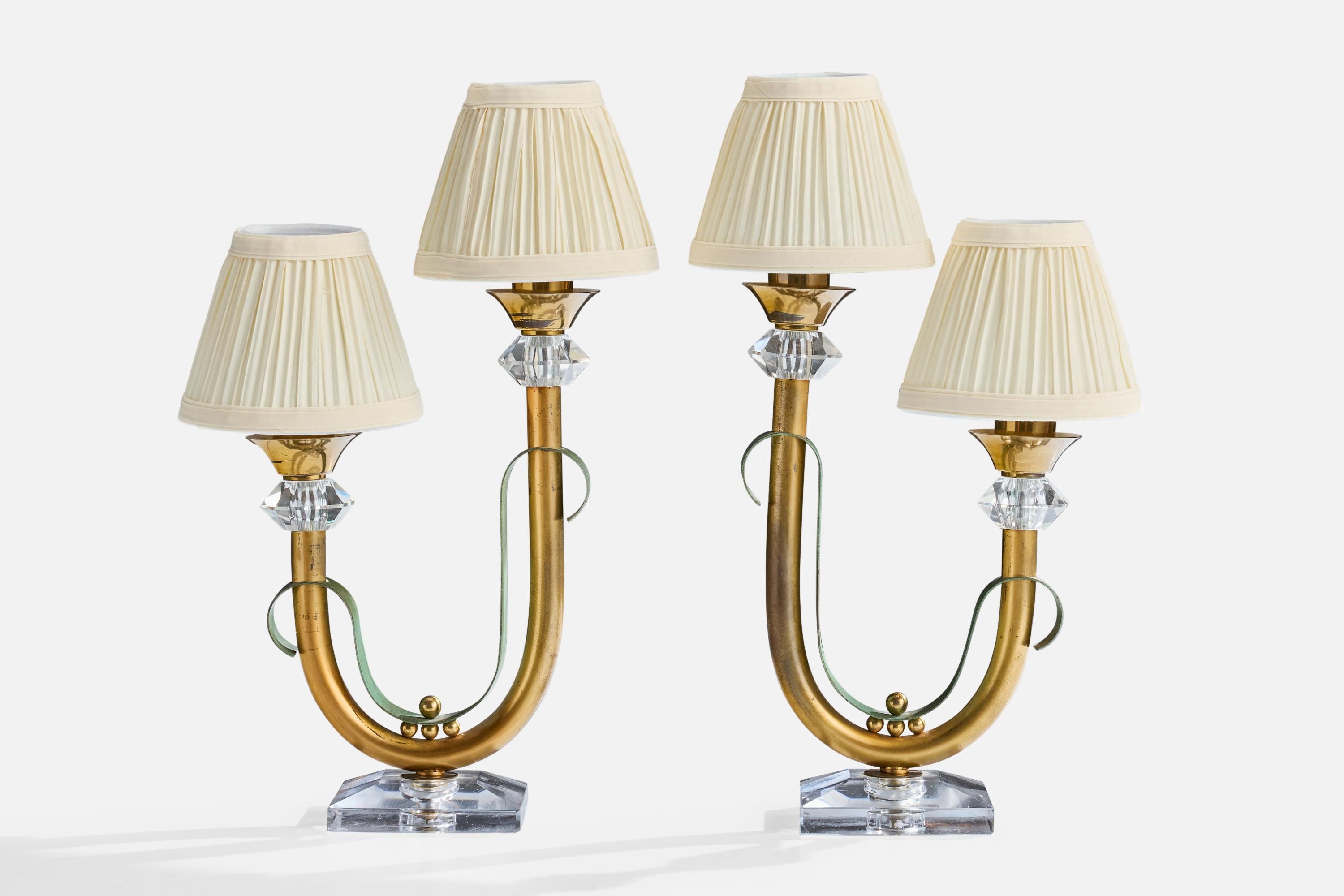 Paire de lampes de table en laiton, acrylique, métal laqué vert et tissu blanc cassé, conçues et produites en France, vers les années 1950.

Dimensions de la lampe avec abat-jour (pouces) : 15.0 