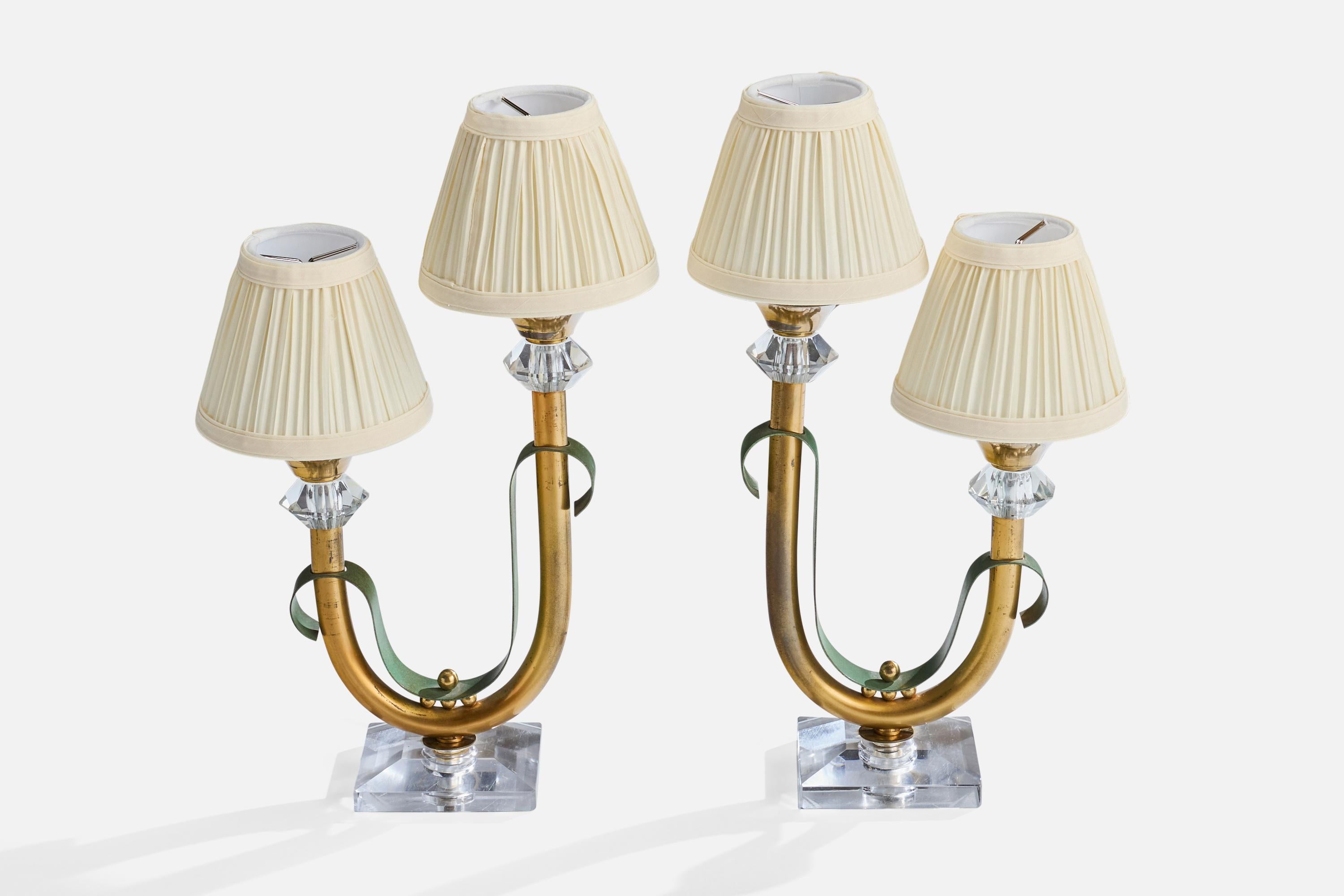 Mid-Century Modern Designer français, lampes de table, laiton, métal, acrylique, tissu, France, années 1950 en vente