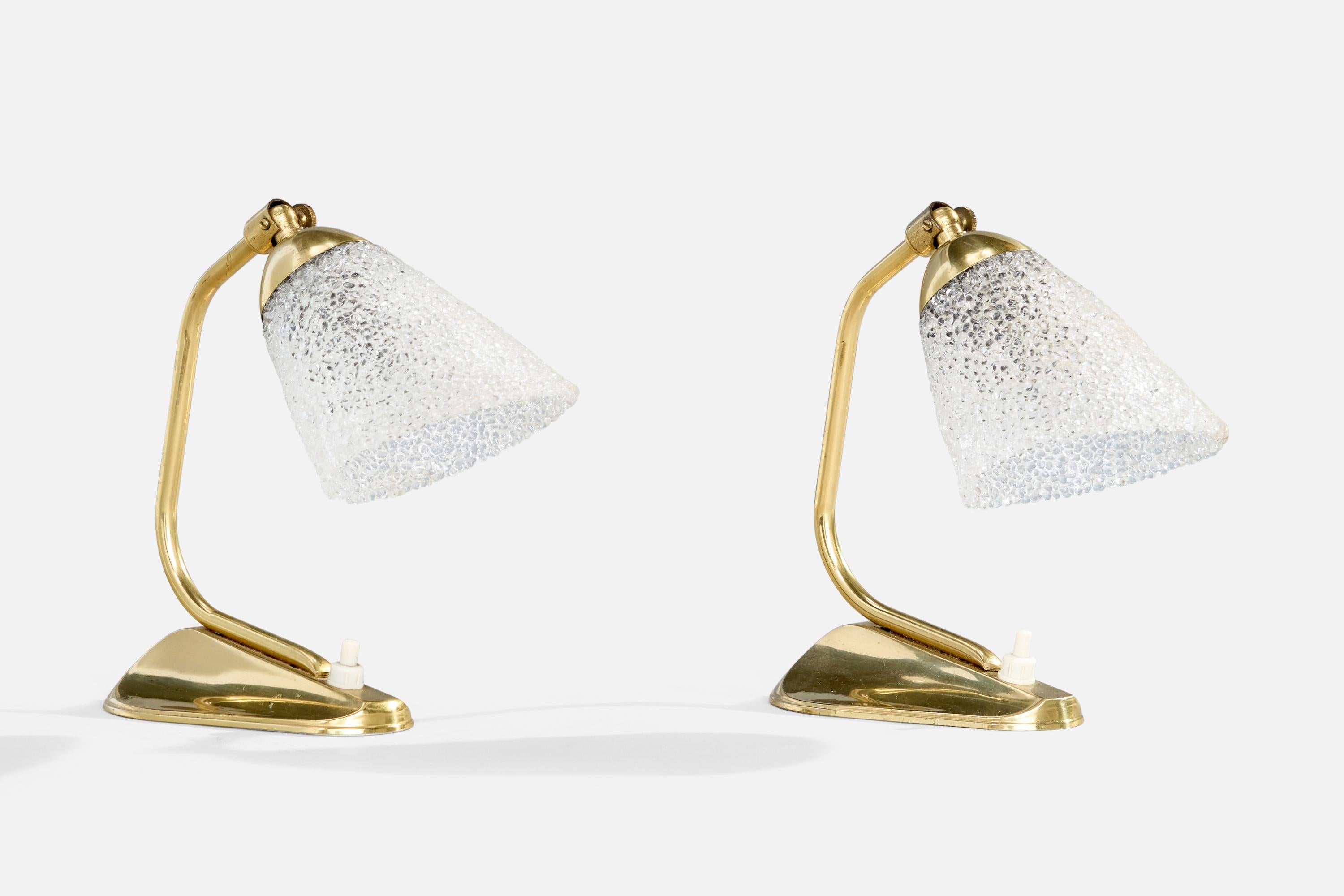 Paire de lampes de table en laiton et en résine plastique conçues et produites en France, C.1950.

Dimensions de la lampe avec abat-jour (pouces) : 7