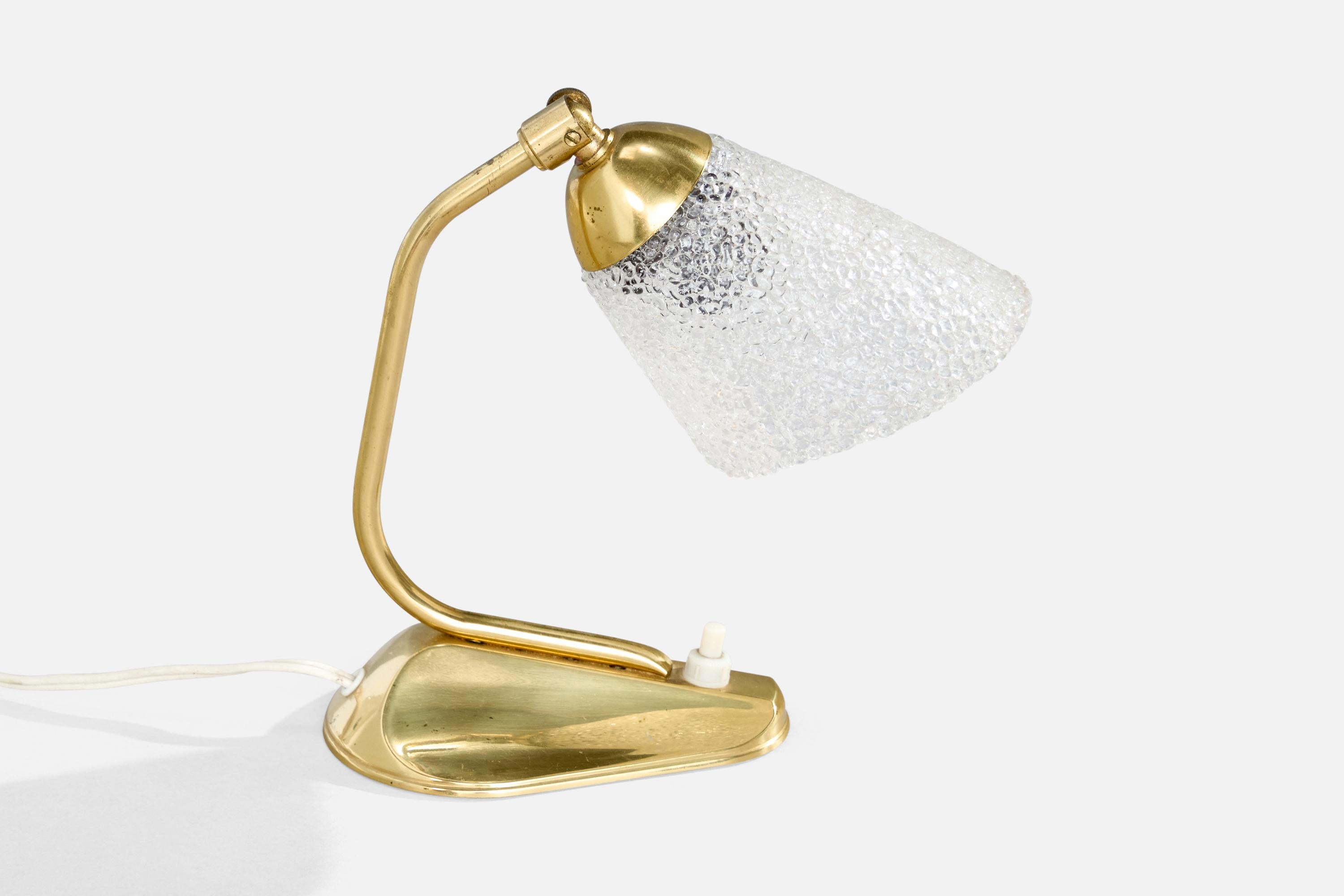 Laiton Designer français, lampes de table, laiton, résine plastique, France, années 1950 en vente