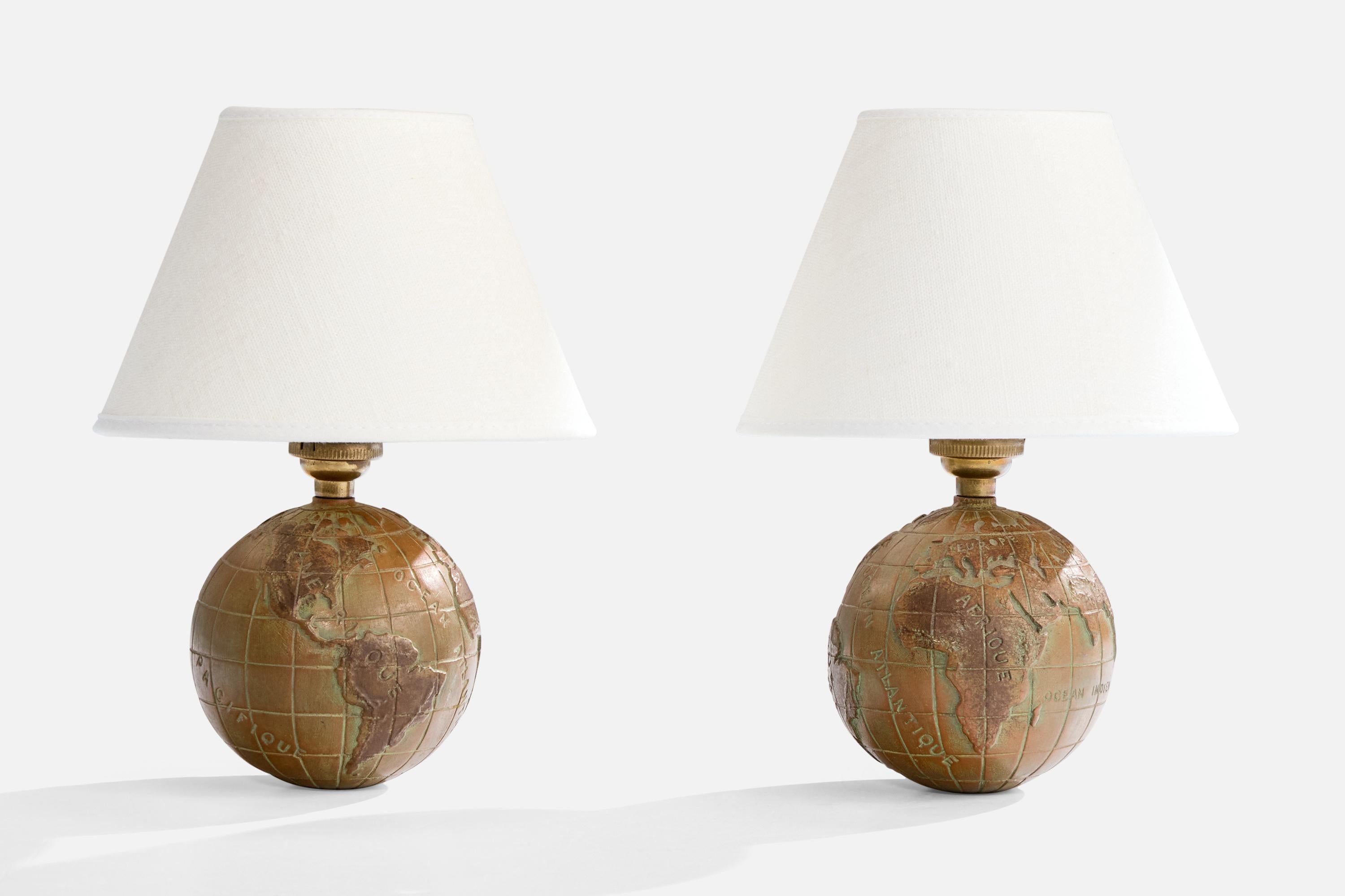 Coppia di lampade da tavolo in bronzo progettate e prodotte in Francia, anni '40 circa.

Dimensioni della lampada (pollici): 5,3 