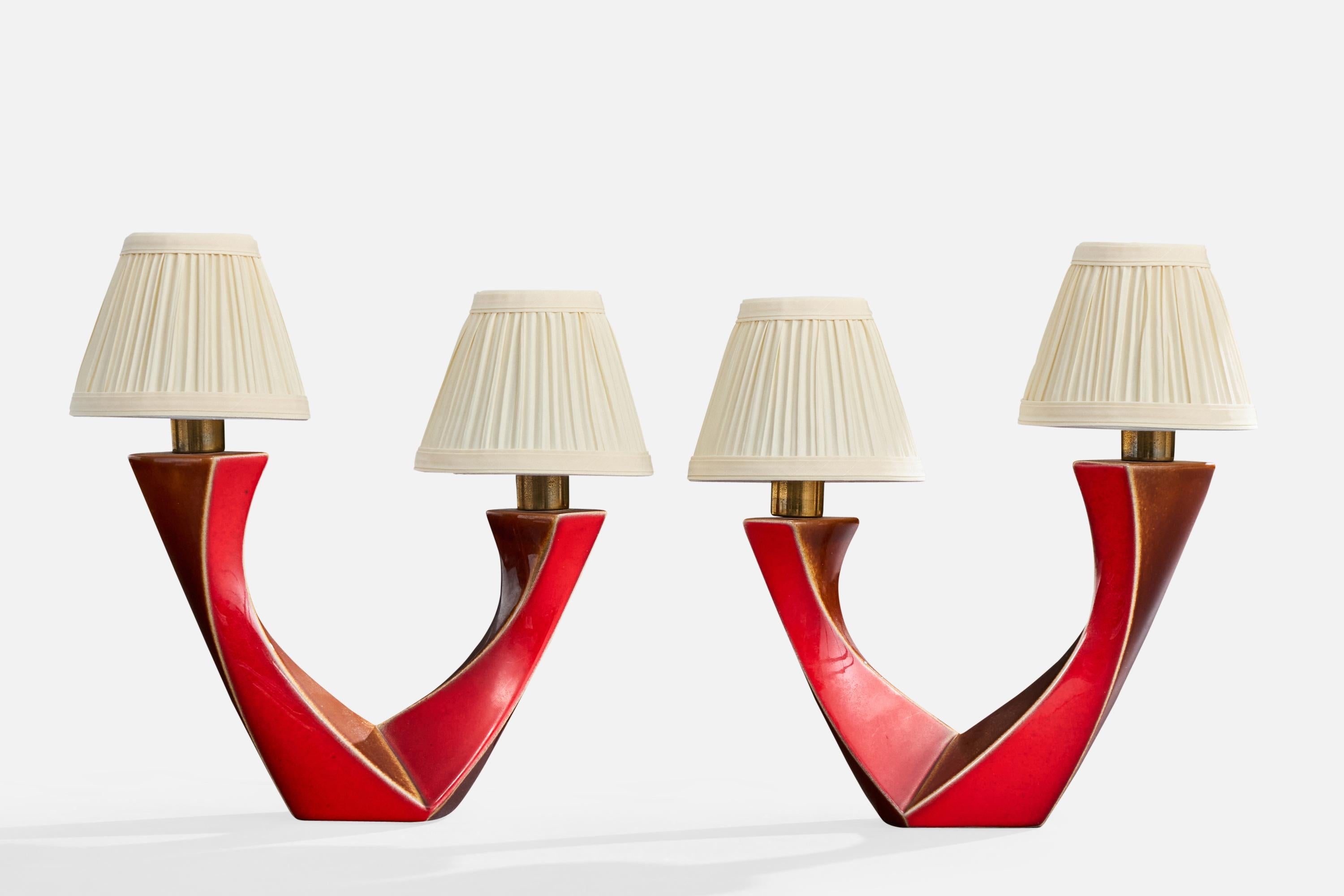Paire de lampes de table en céramique brun rouge, laiton et tissu blanc cassé, conçues et produites en France, vers les années 1960.

Dimensions de la lampe avec abat-jour (pouces) : 13.125 
