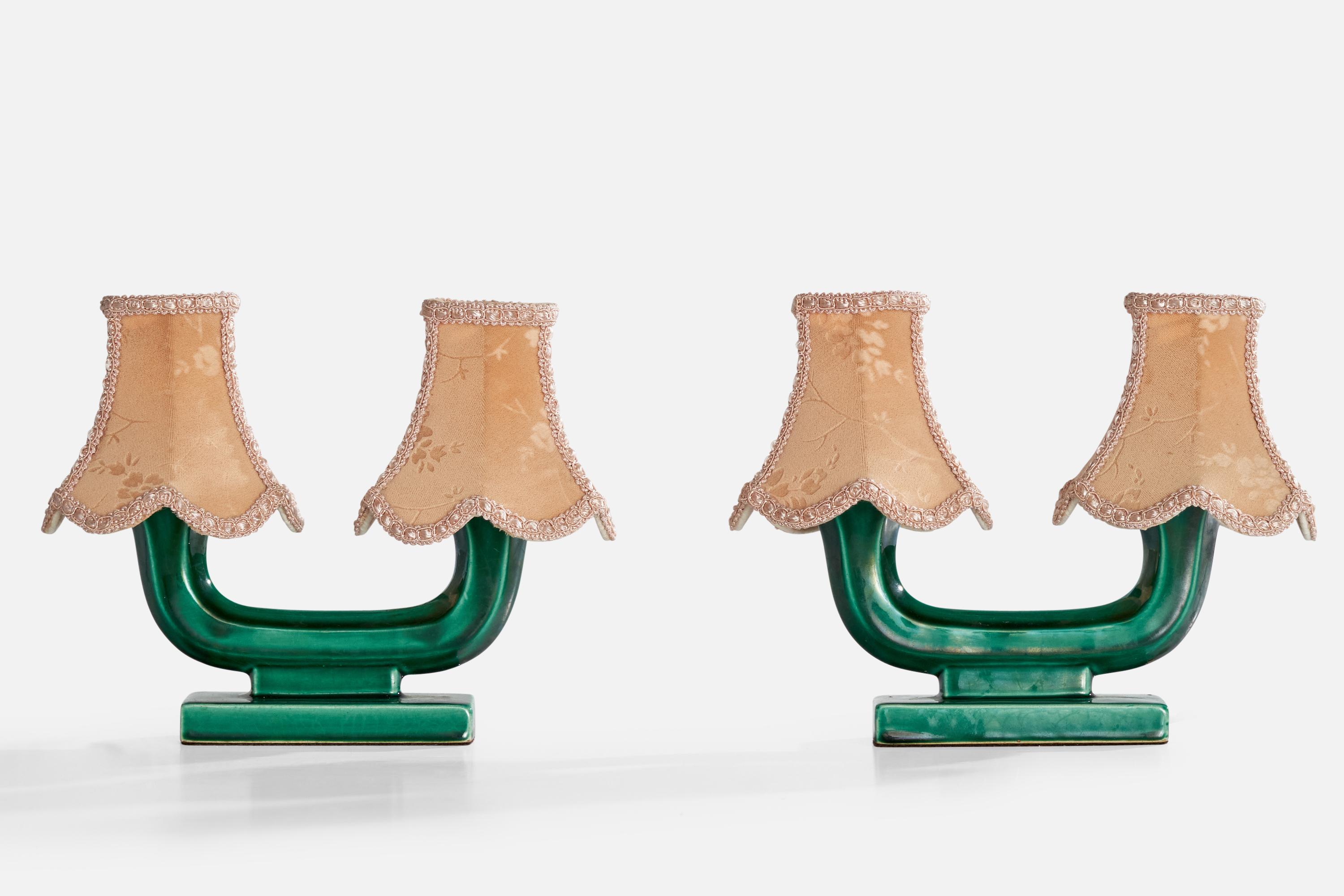 Coppia di lampade da tavolo in ceramica smaltata verde e tessuto rosa chiaro progettate e prodotte in Francia, anni '50 circa.

Dimensioni della lampada con paralume (pollici): 7,75