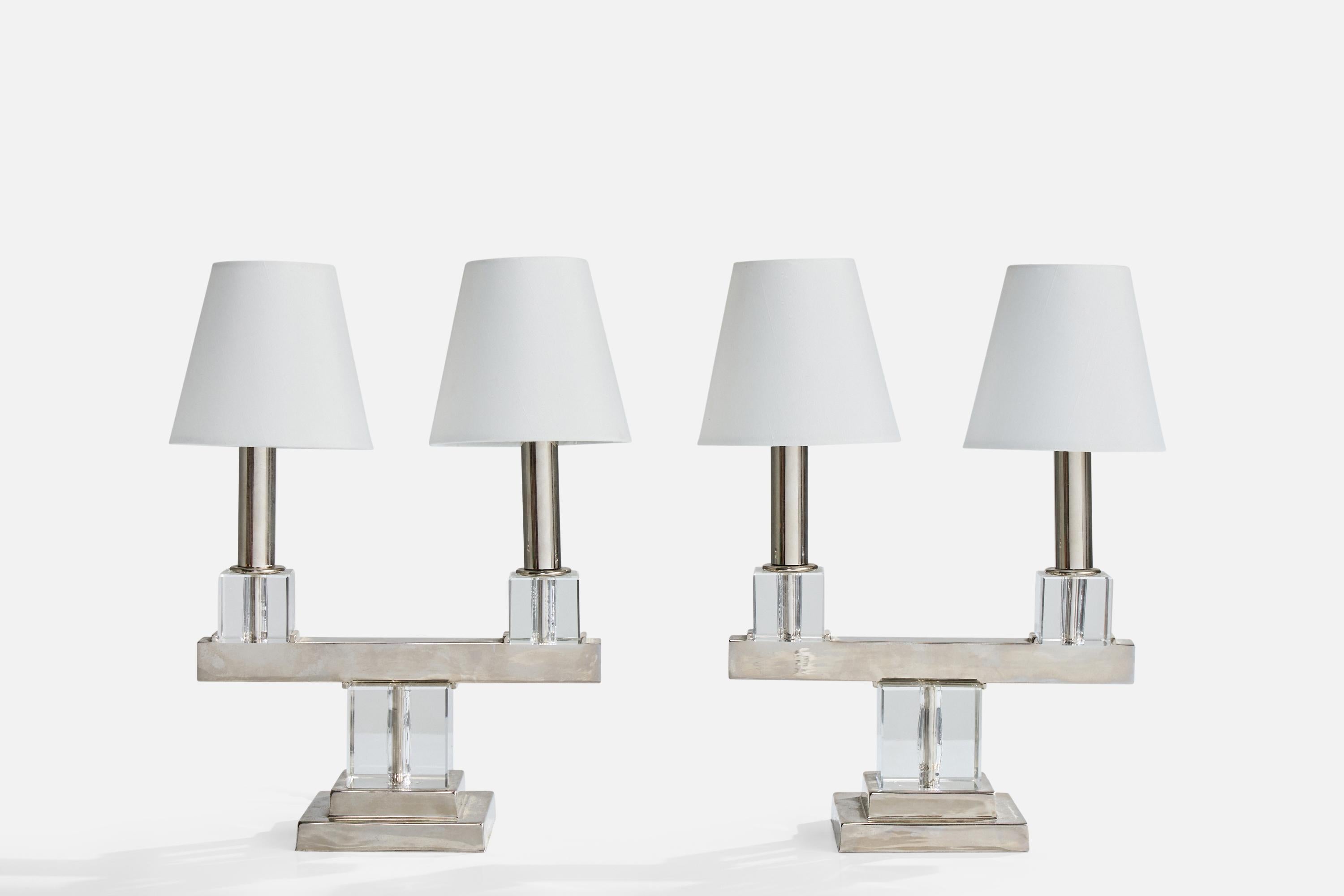 Coppia di lampade da tavolo in metallo cromato, acrilico e tessuto bianco progettate e prodotte in Francia, anni '50 circa.

Dimensioni complessive (pollici): 14 