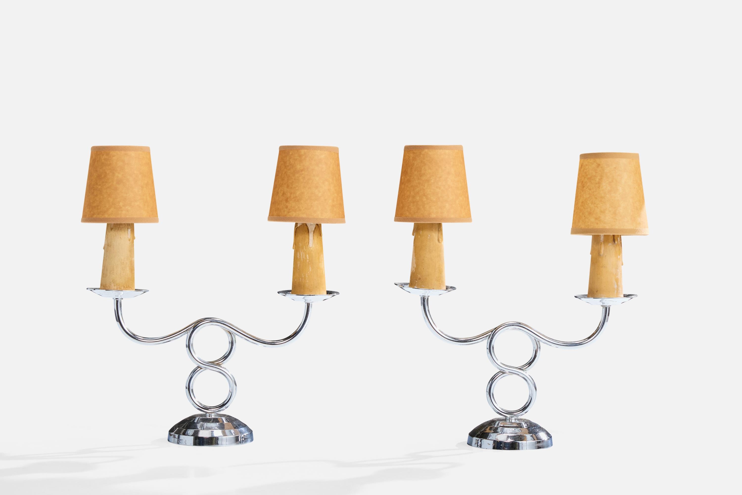 Coppia di lampade da tavolo in cromo, bachelite marrone e carta pergamena progettate e prodotte in Francia, anni '40 circa.

Paralumi nuovi di zecca.

Dimensioni della lampada con paralume (pollici): 15,25 