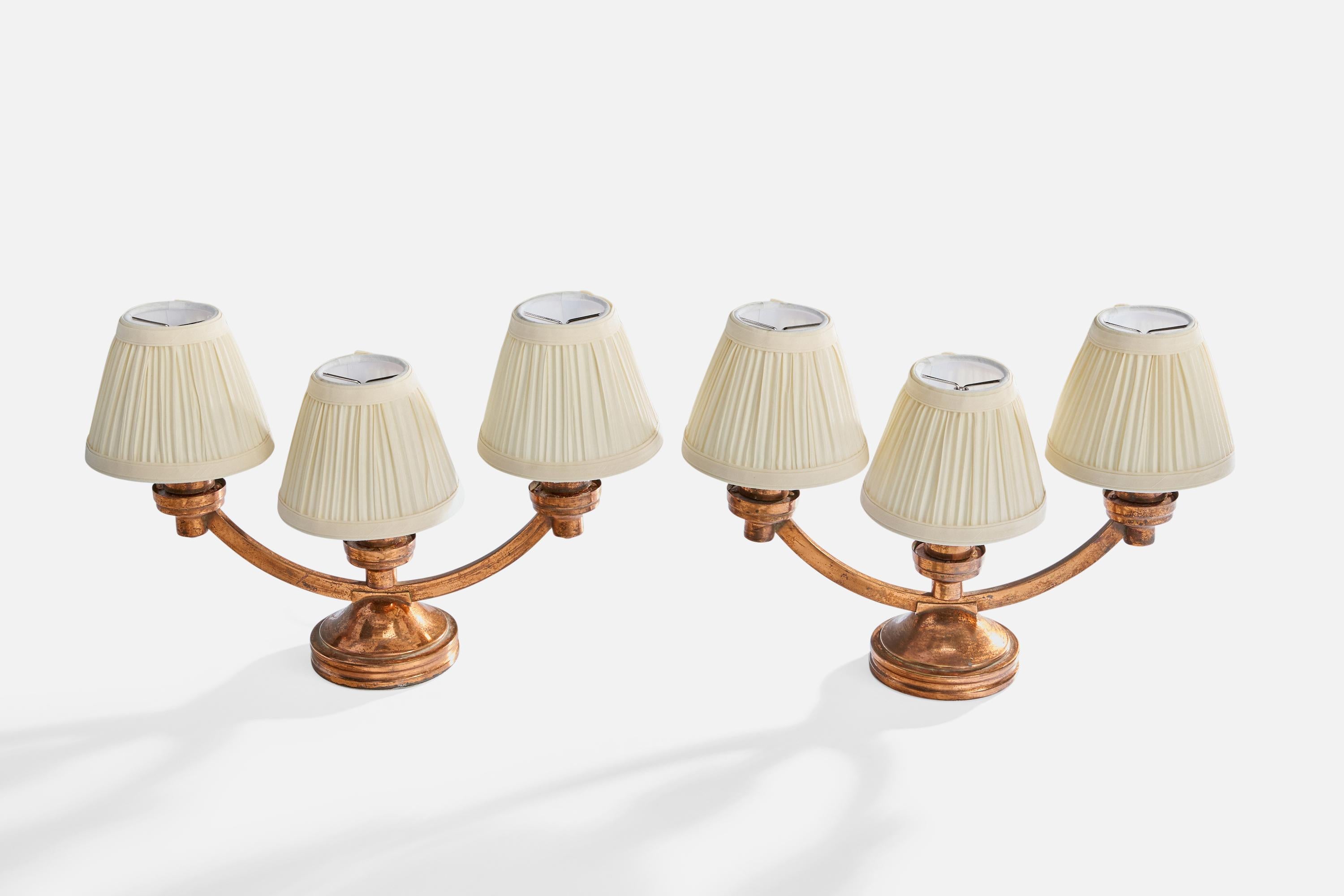 Francese Designer francese, lampade da tavolo, rame, tessuto, Francia, anni '40 in vendita
