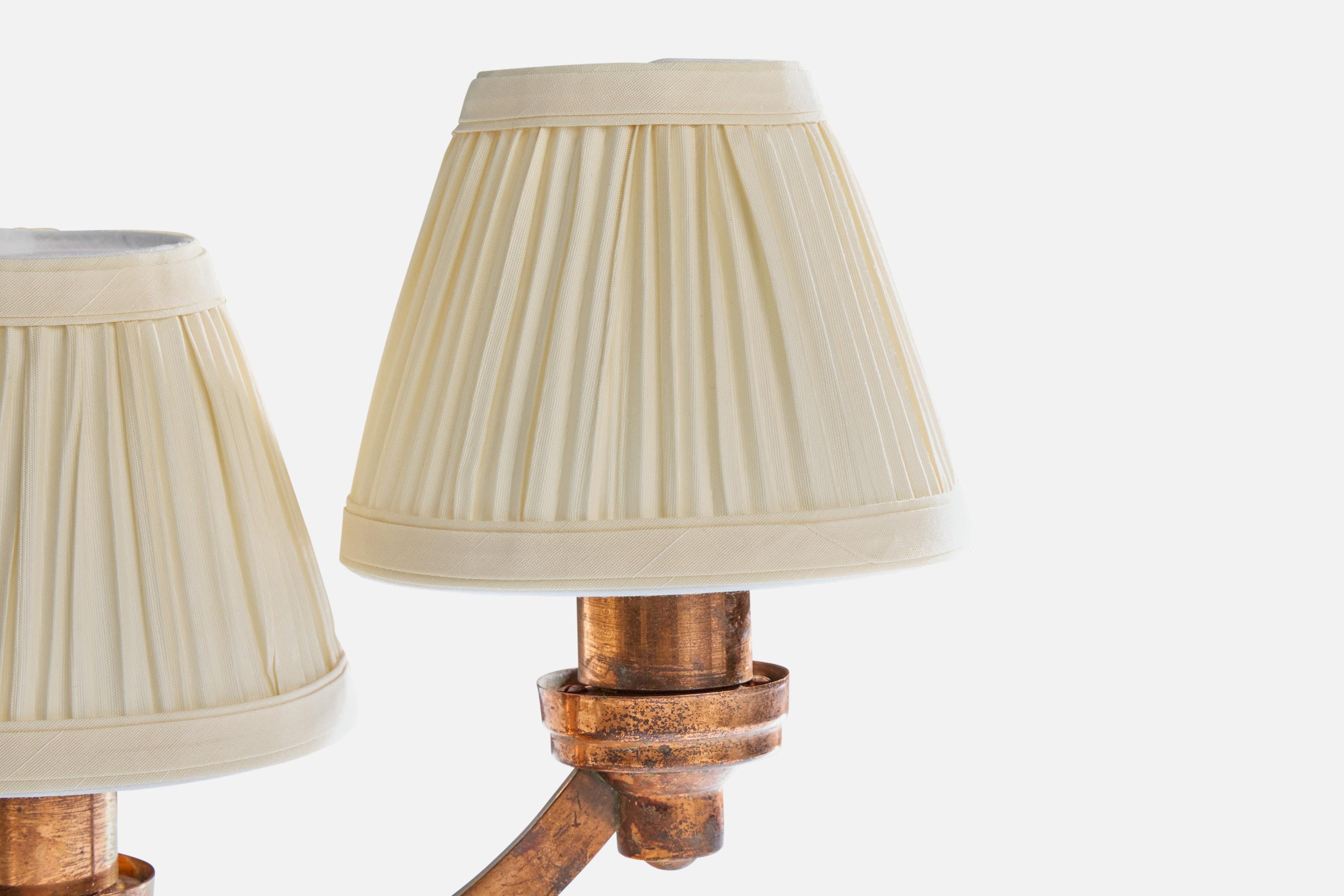 Metà XX secolo Designer francese, lampade da tavolo, rame, tessuto, Francia, anni '40 in vendita