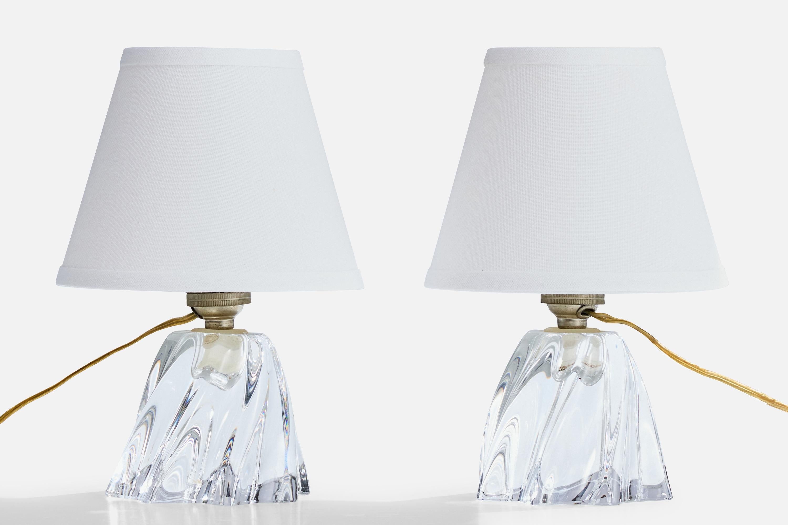 Paire de lampes de table en verre, métal et tissu blanc conçues et produites en France, c.1950.

Dimensions globales (pouces) : 8.1 