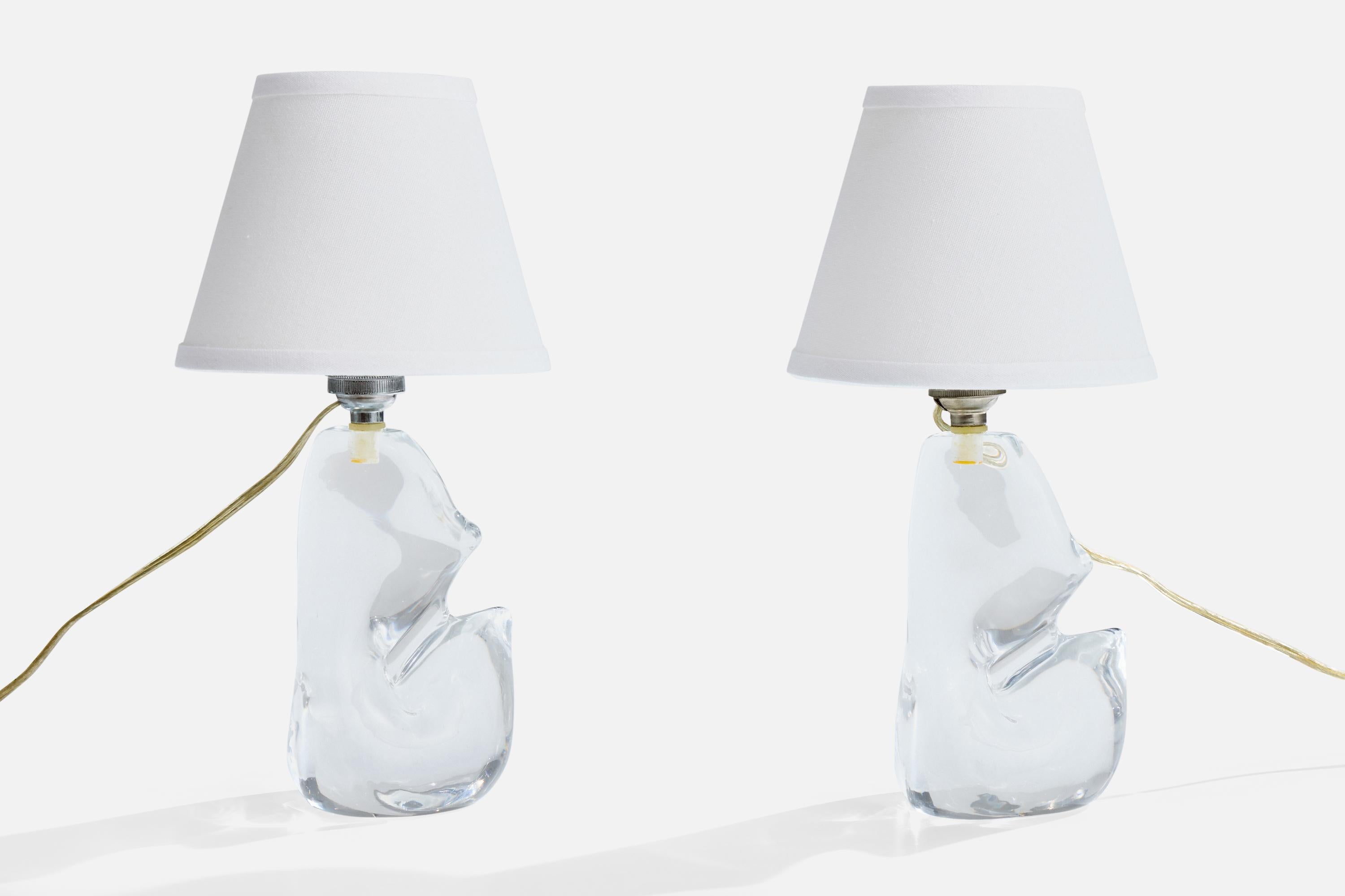 Coppia di lampade da tavolo in vetro e metallo progettate e prodotte in Francia, anni '50 circa.

Usura coerente con l'età e l'uso

Dimensioni del paralume (pollici): 3,25