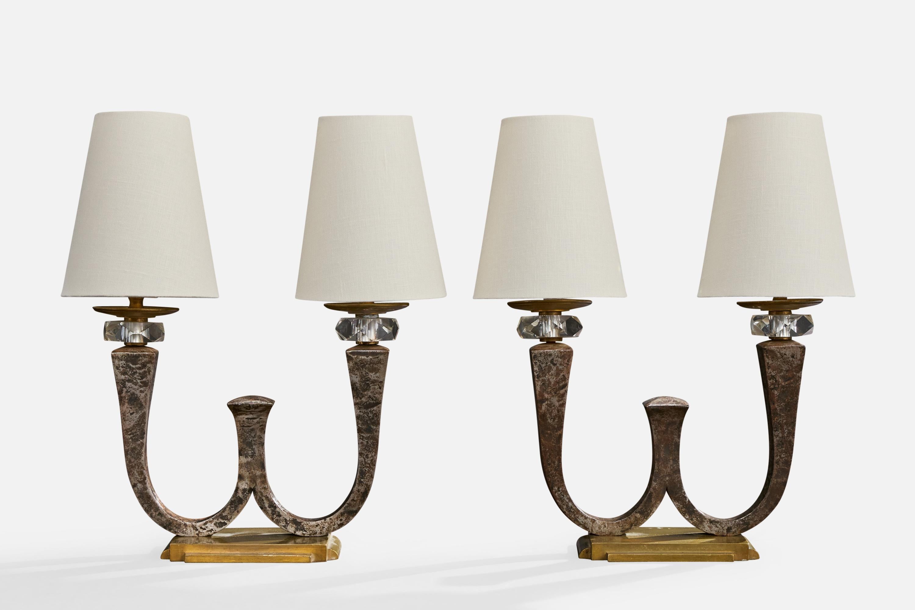 Pareja de lámparas de sobremesa de hierro, latón, acrílico y tela blanca, diseñadas y fabricadas en Francia, c. 1950.

Dimensiones de la lámpara con pantalla (pulgadas): 15,75