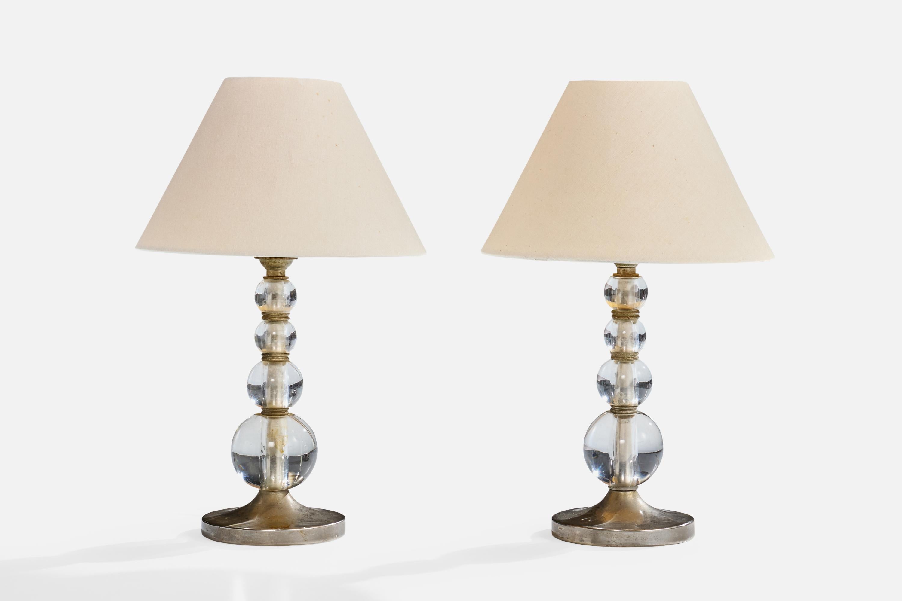 Paire de lampes de table en métal et en verre conçues et produites en France, C.1950.

Dimensions de la lampe (pouces) : 9.7 