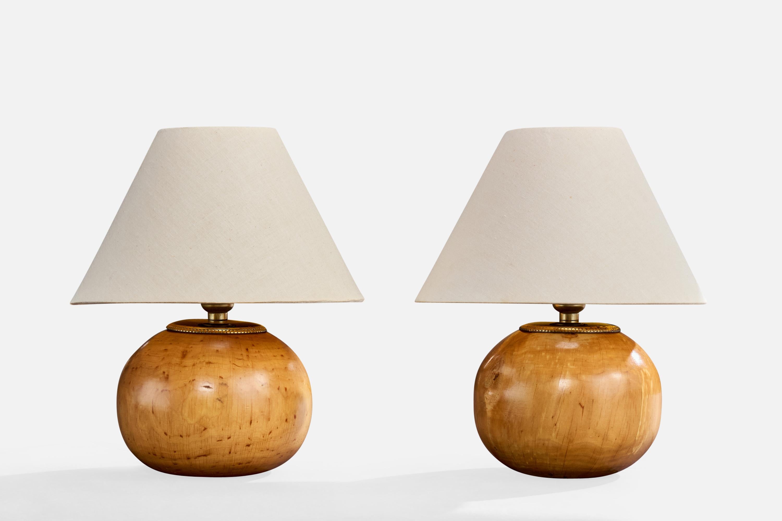 Coppia di lampade da tavolo in legno e ottone probabilmente progettate e prodotte in Francia, anni '50 circa.

Dimensioni della lampada (pollici): 6 