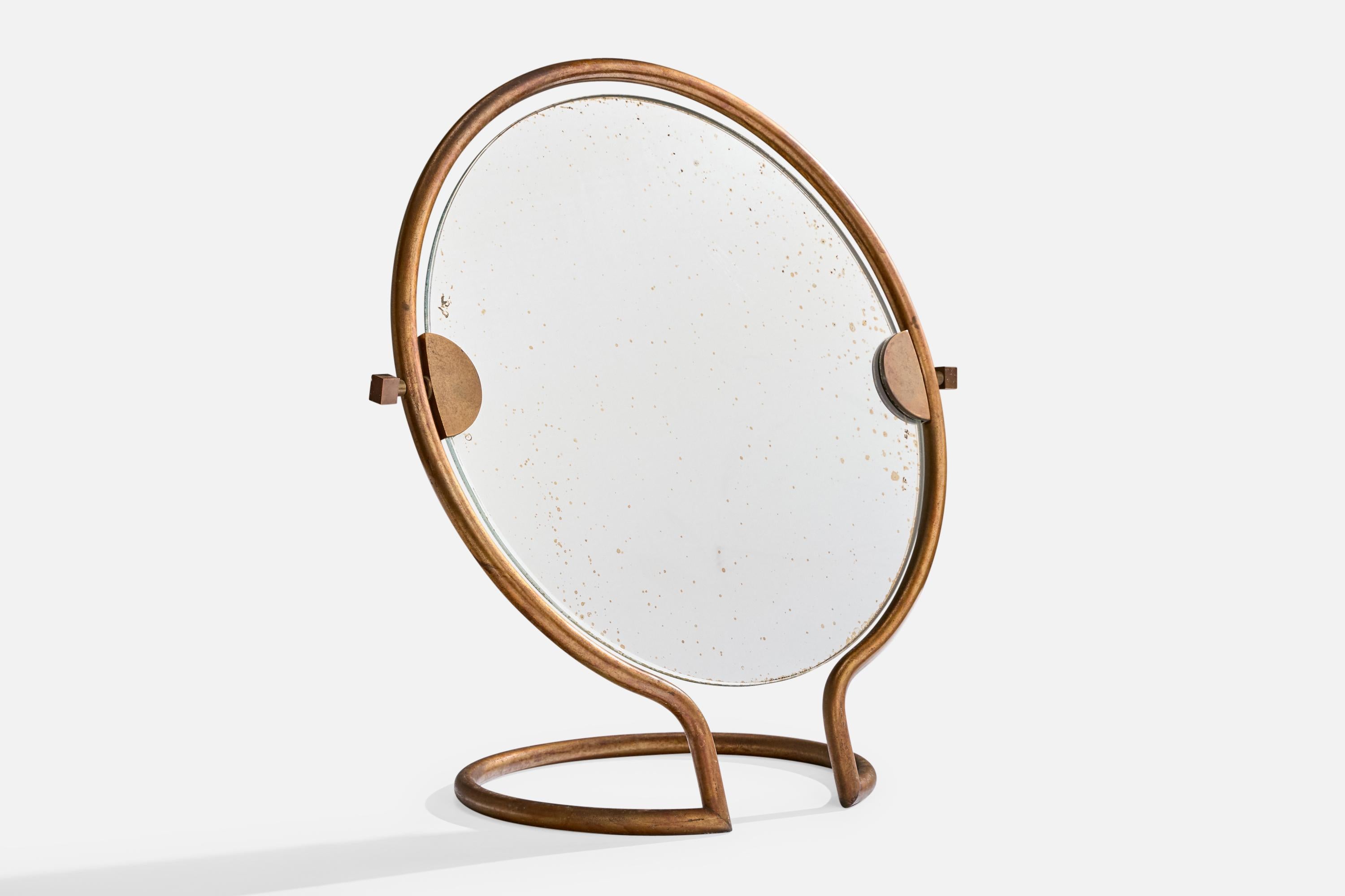 Miroir de table réglable en laiton, probablement conçu et produit en France, C.C.

Dimensions : 18.25