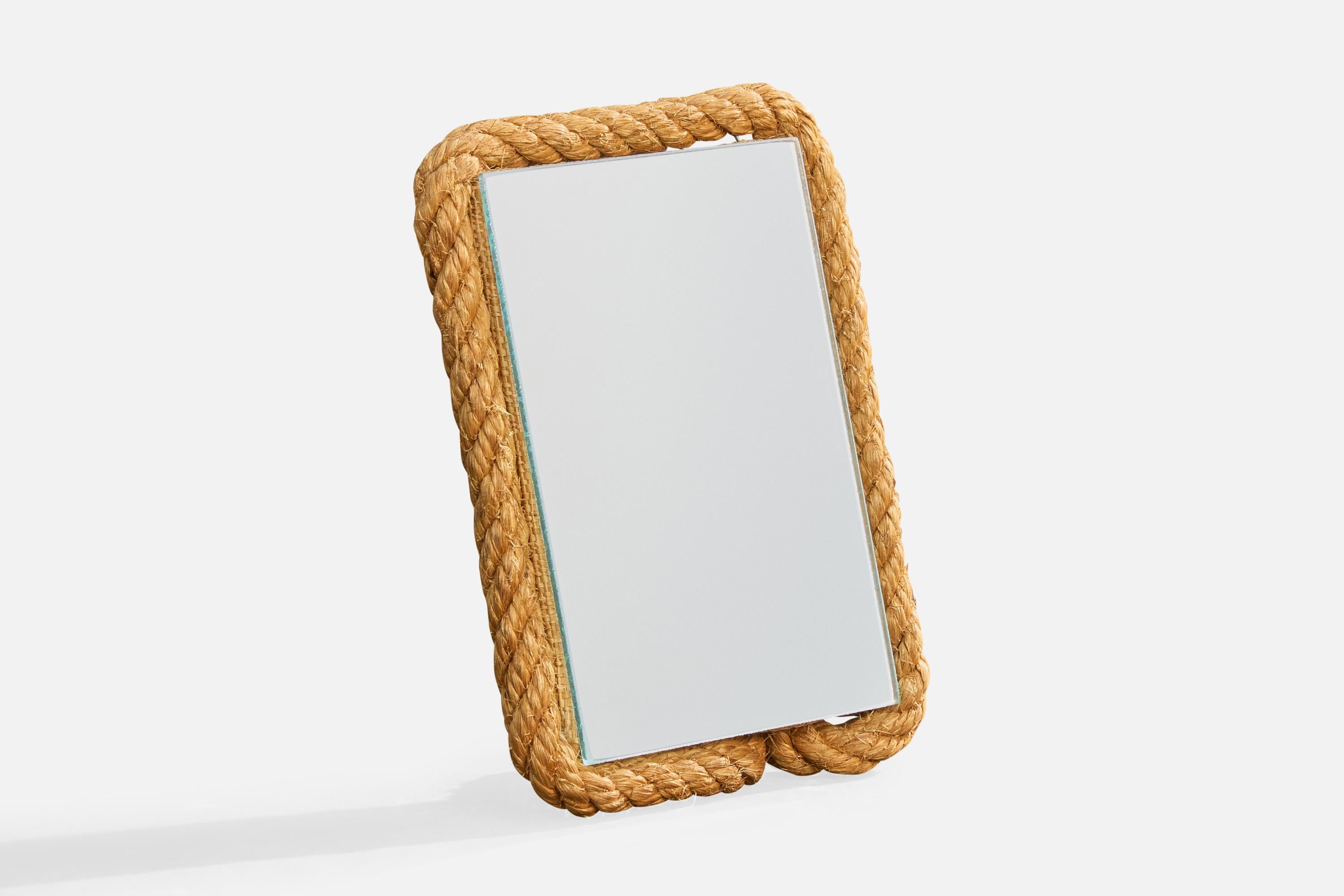 Miroir de table en corde brune, conçu et produit en France, c. années 1960.

Remplacement du miroir.

Dimensions globales (pouces) : 7.25 