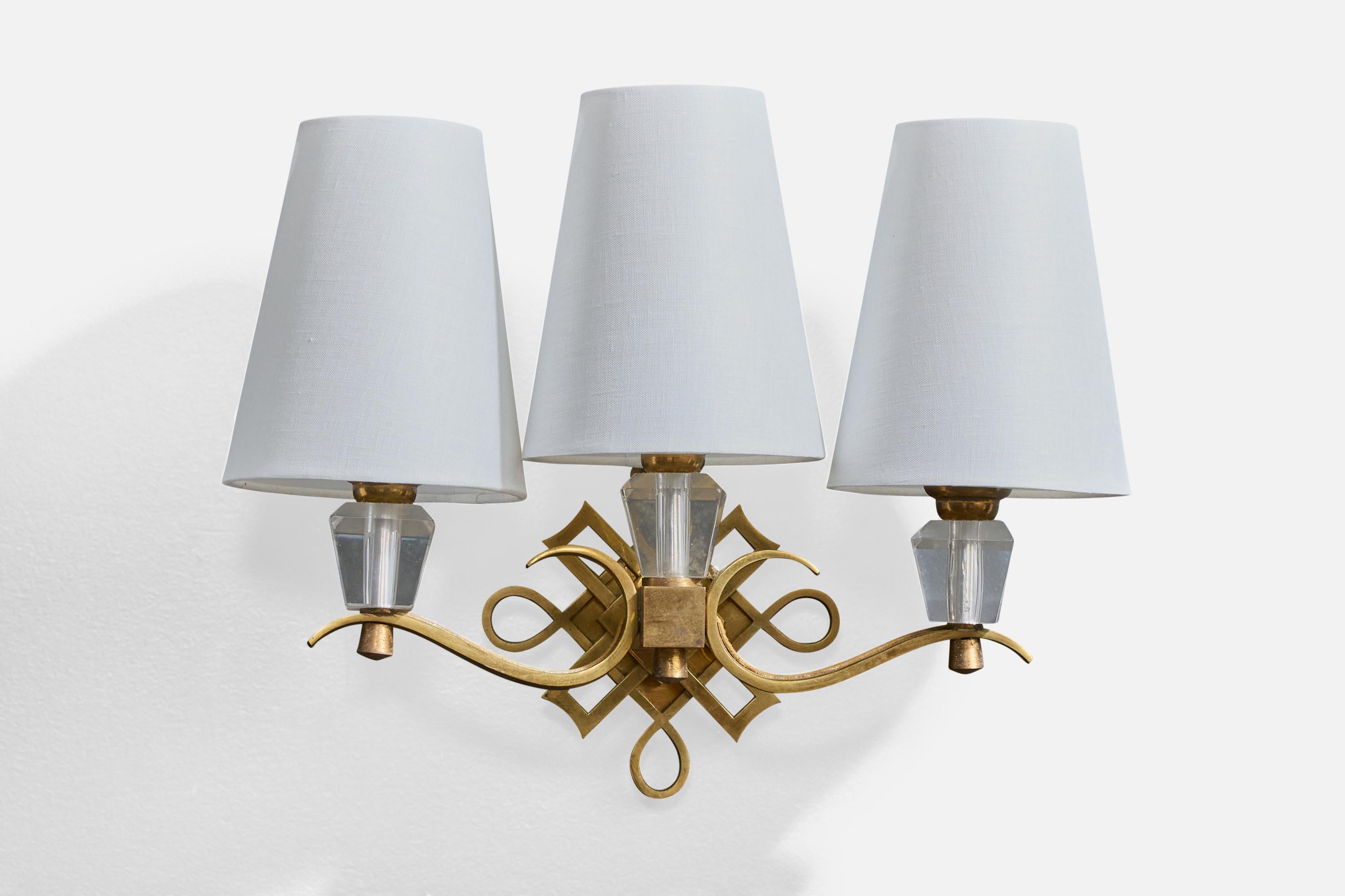 Un'applique in ottone, acrilico e tessuto bianco progettata e prodotta in Francia, negli anni '50 circa.

Dimensioni complessive (pollici): 11,75 