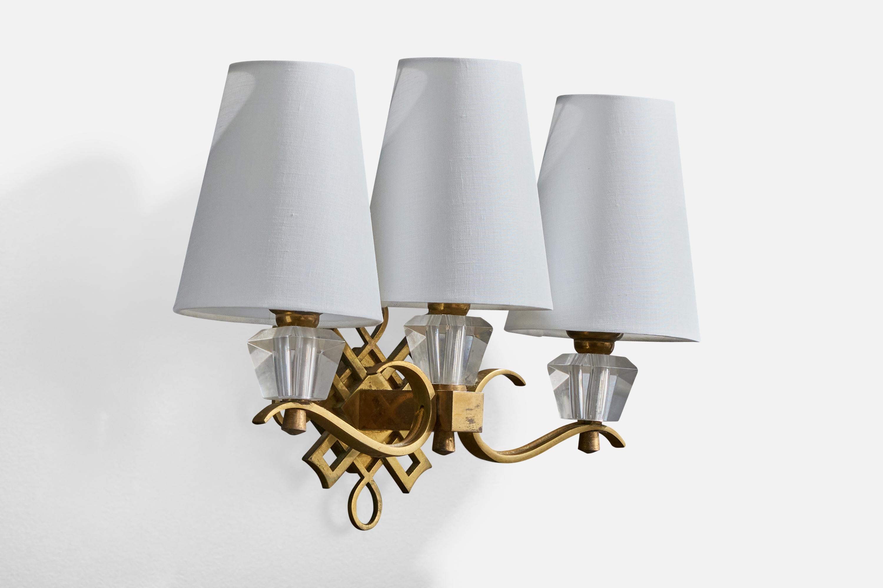 Mid-Century moderno Lampada da parete di design francese, ottone, acrilico, tessuto, Francia, anni '50 in vendita