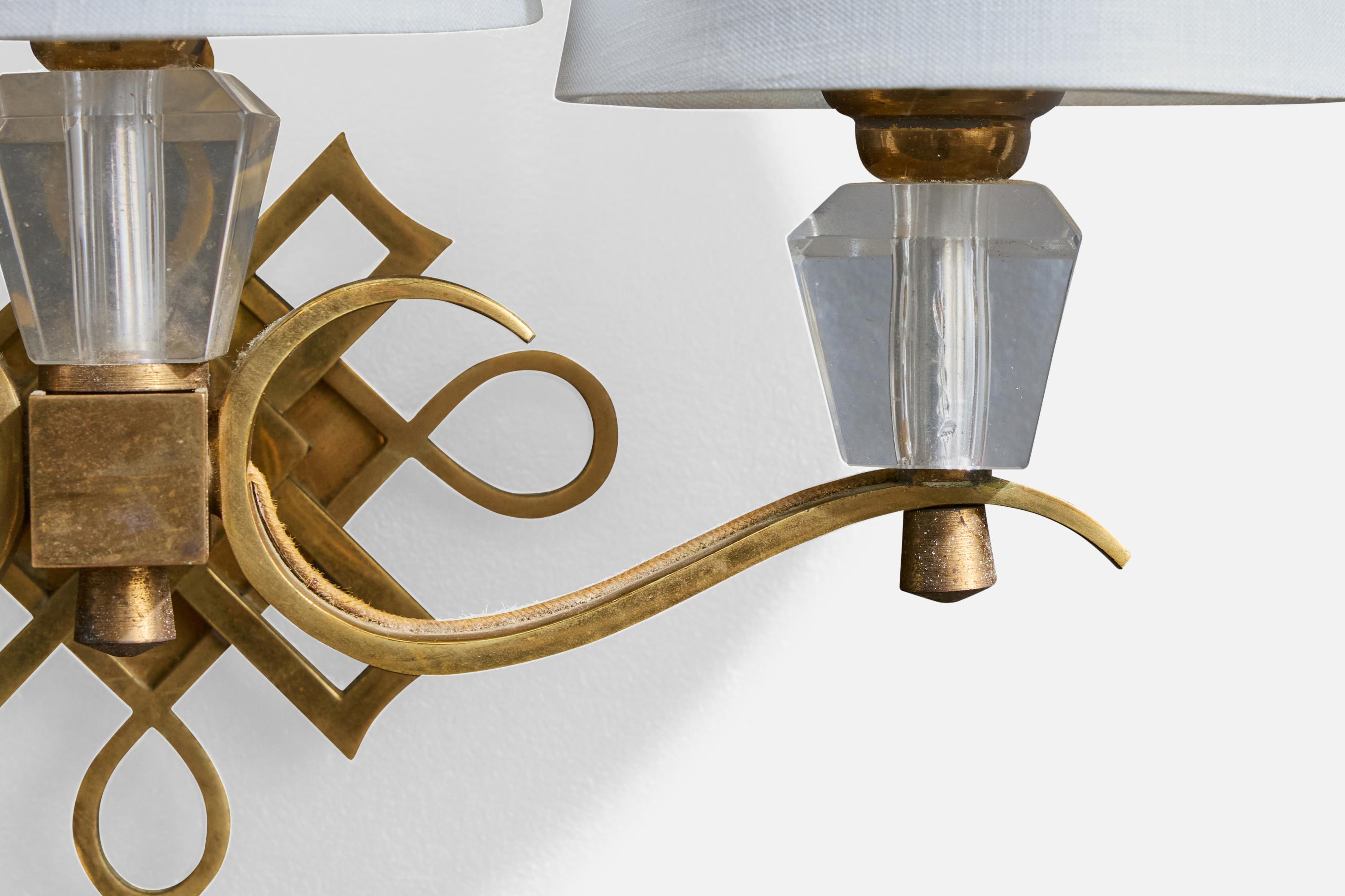 Lampada da parete di design francese, ottone, acrilico, tessuto, Francia, anni '50 In condizioni buone in vendita a High Point, NC