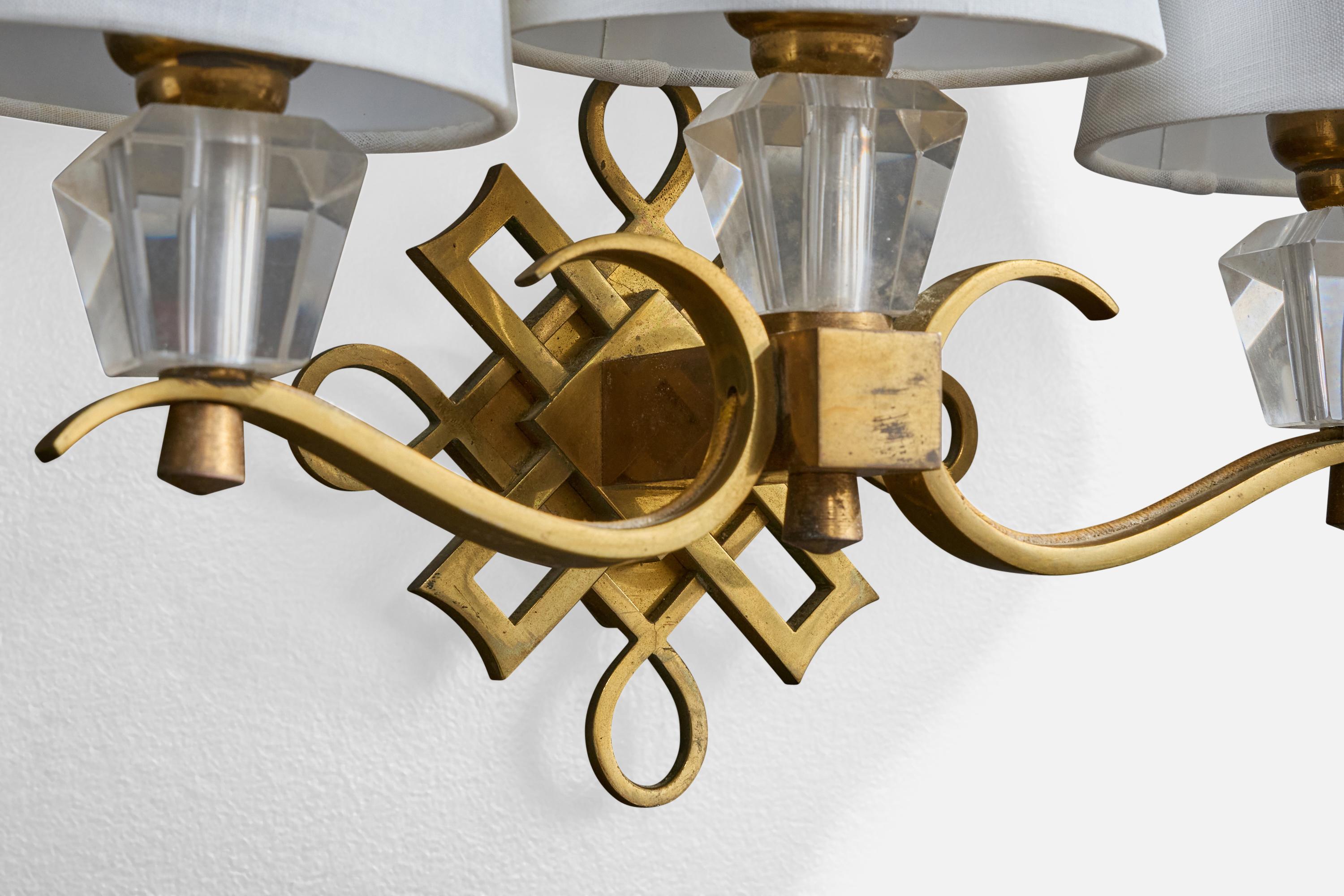 Metà XX secolo Lampada da parete di design francese, ottone, acrilico, tessuto, Francia, anni '50 in vendita