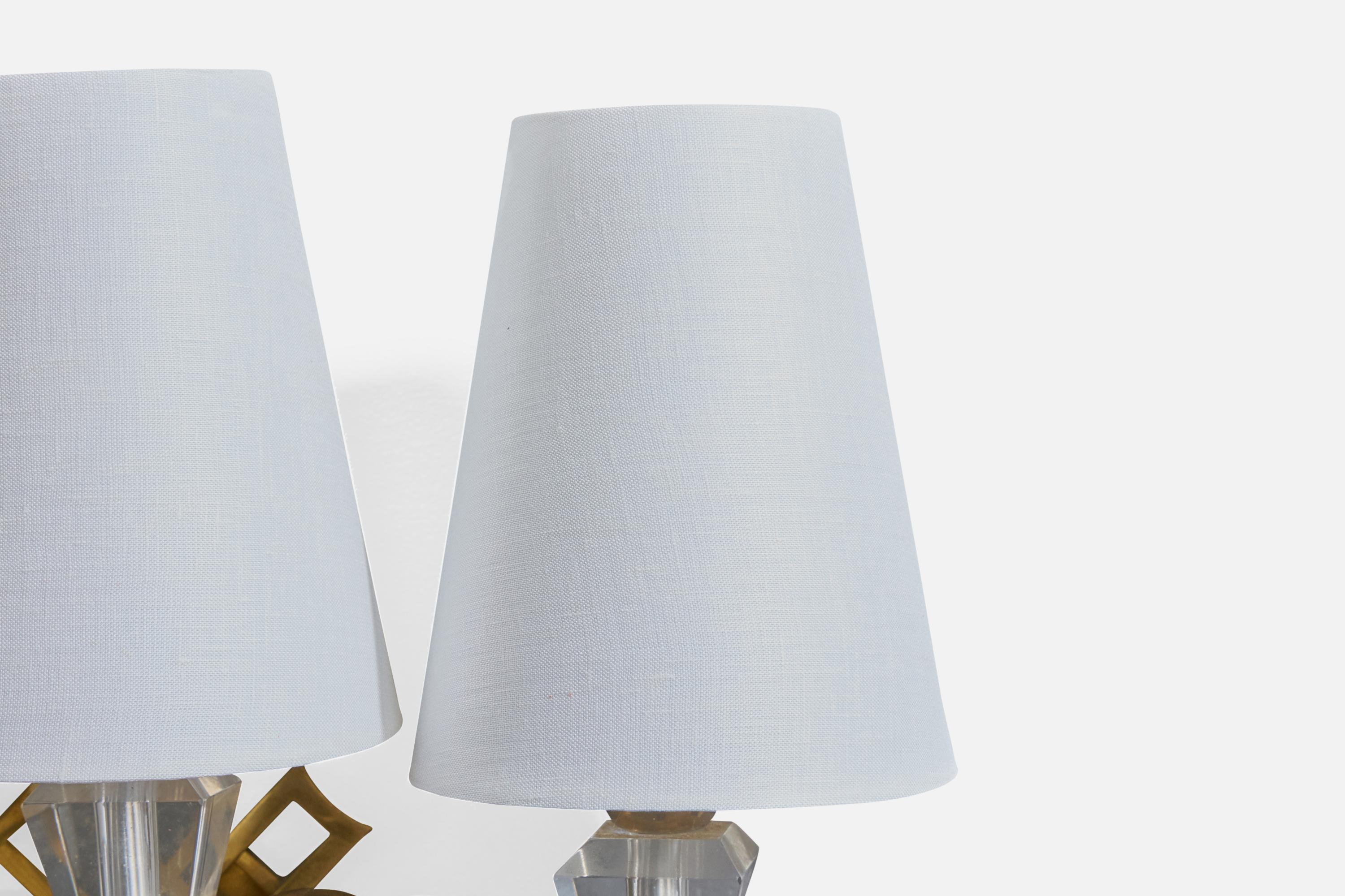 Ottone Lampada da parete di design francese, ottone, acrilico, tessuto, Francia, anni '50 in vendita