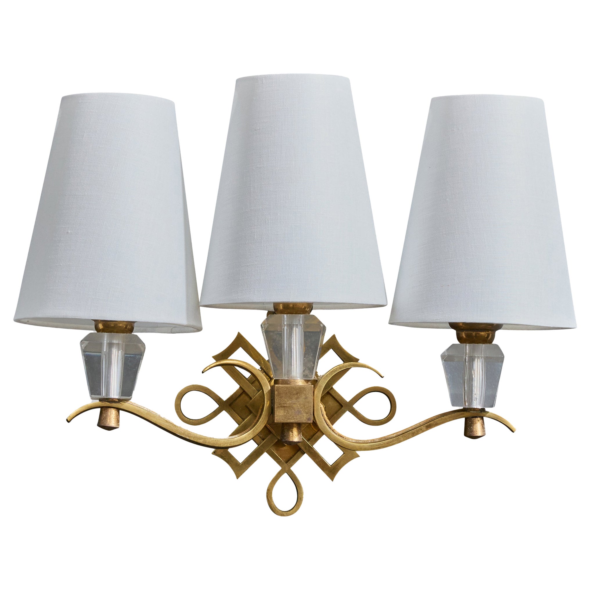 Lampada da parete di design francese, ottone, acrilico, tessuto, Francia, anni
50