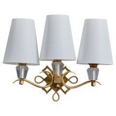 Lampada da parete di design francese, ottone, acrilico, tessuto, Francia, anni 
50