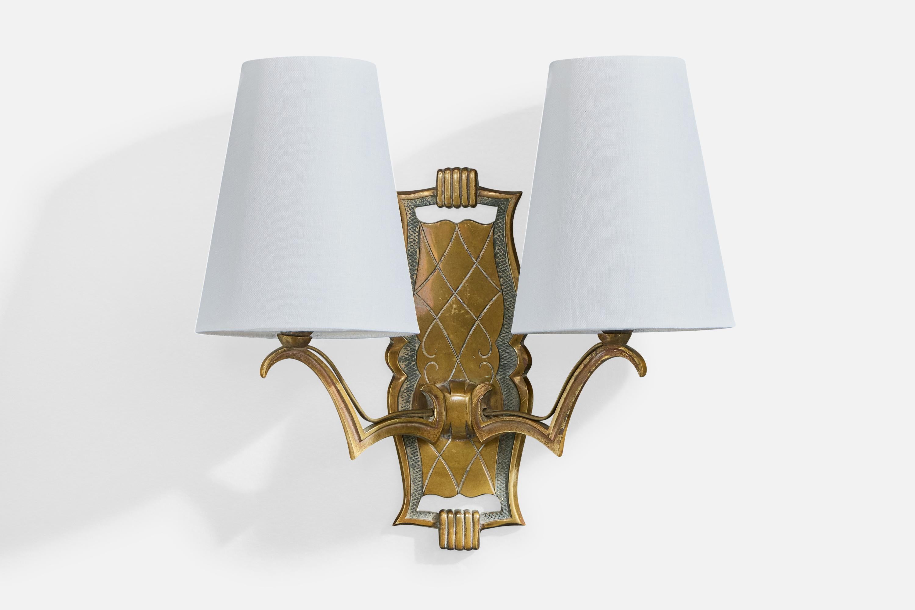 Aplique de latón y tela blanca diseñado y fabricado en Francia, c. década de 1930.

Dimensiones totales (en pulgadas): 11,25