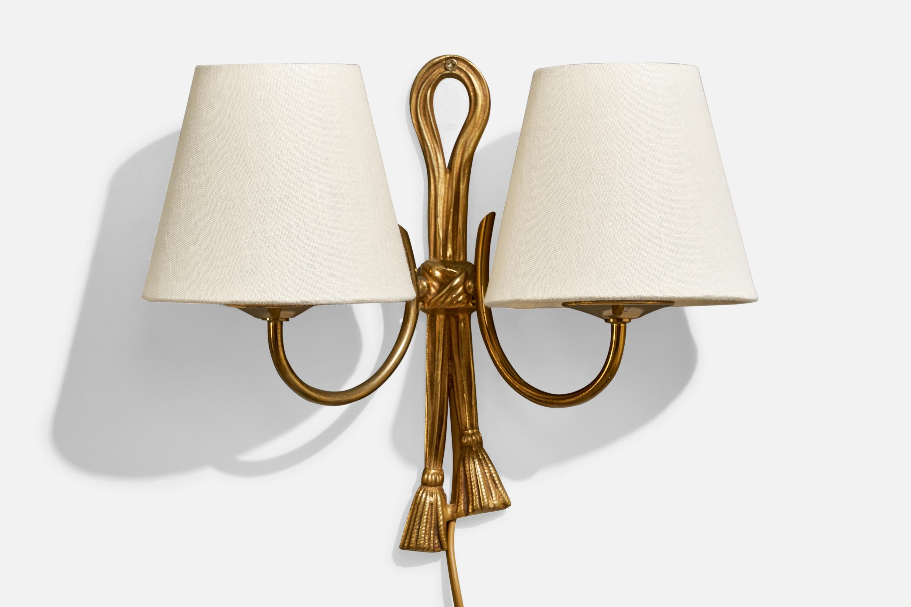 A brass wall light designed and produced in France, c. 1940s.

Overall Dimensions (inches):  9.75” H x 11.375” W x 5.875” D

Back Plate Dimensions (Inches):  9.75” H x 2.125” W x .625” D

Bulb Specifications: E-12

Number of Sockets (per fixture):