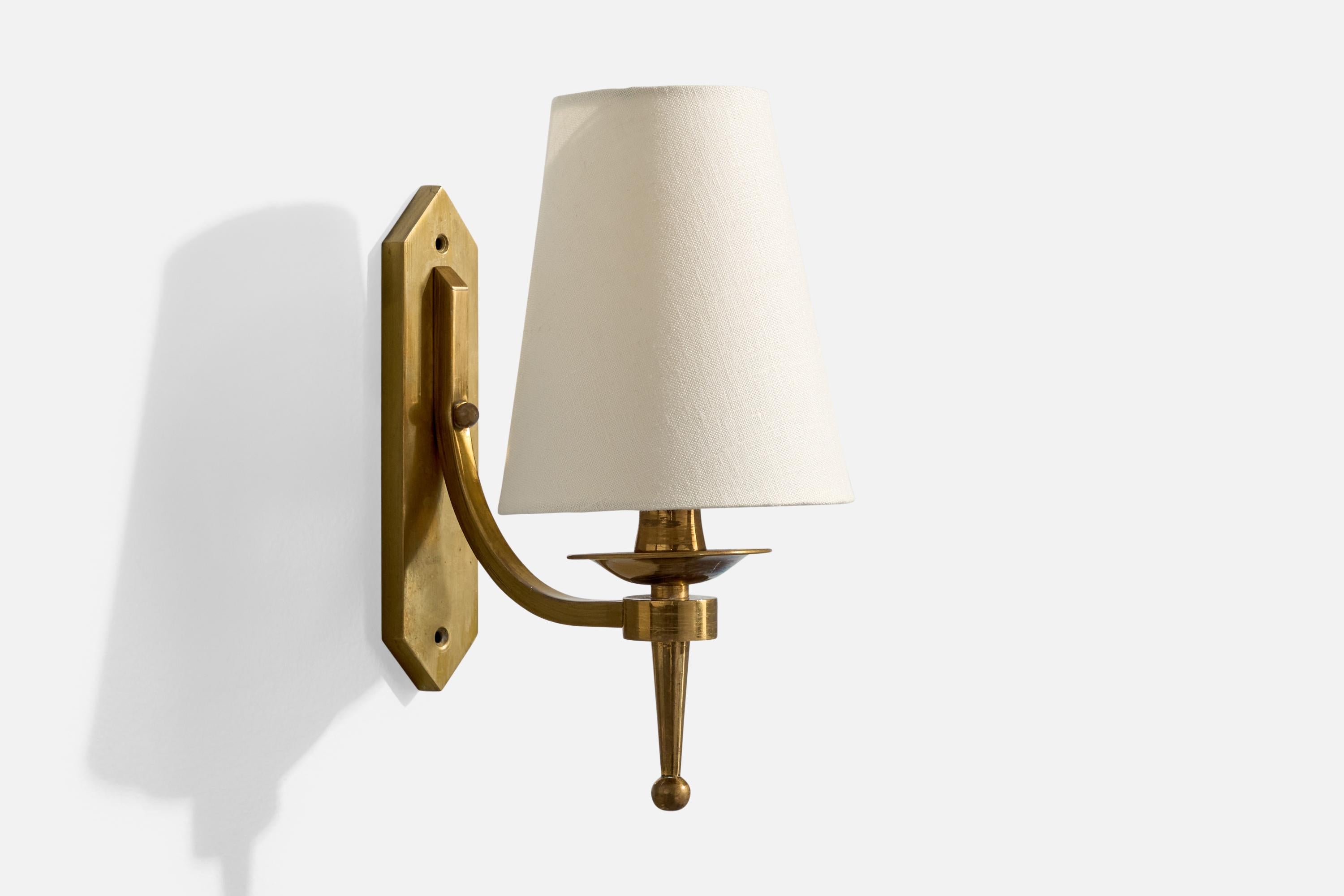 A brass and white fabric wall light designed and produced in France, c. 1940s.

Very light discoloration present throughout the brass fixture.

Overall Dimensions (Inches): 10.9” H x 5.125” W x 8“ D

Back Plate Dimensions (Inches): 7.875” H x 1.75“