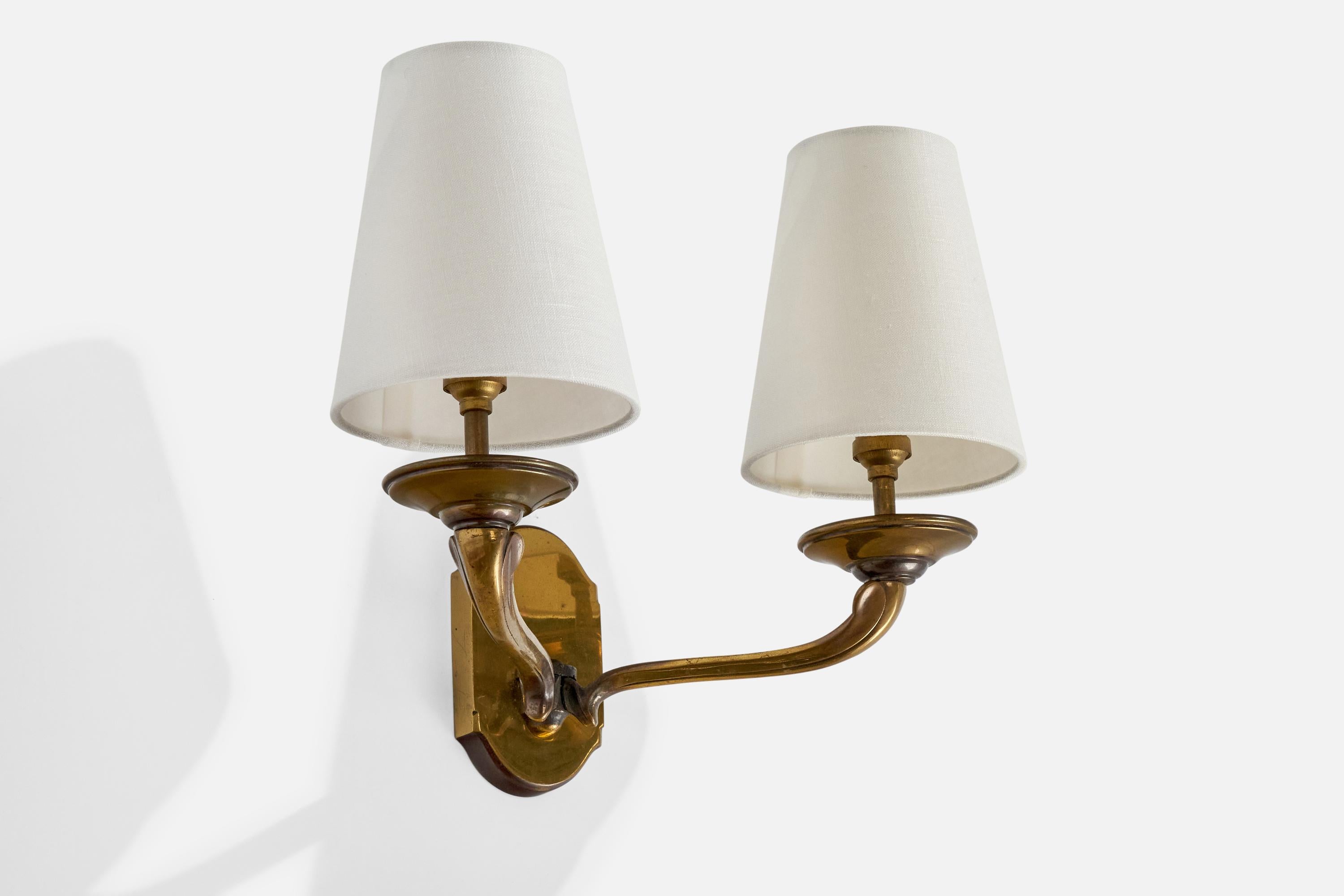 French Designer, Wall Light, Brass, Fabric, France, 1940s In Good Condition For Sale In High Point, NC
